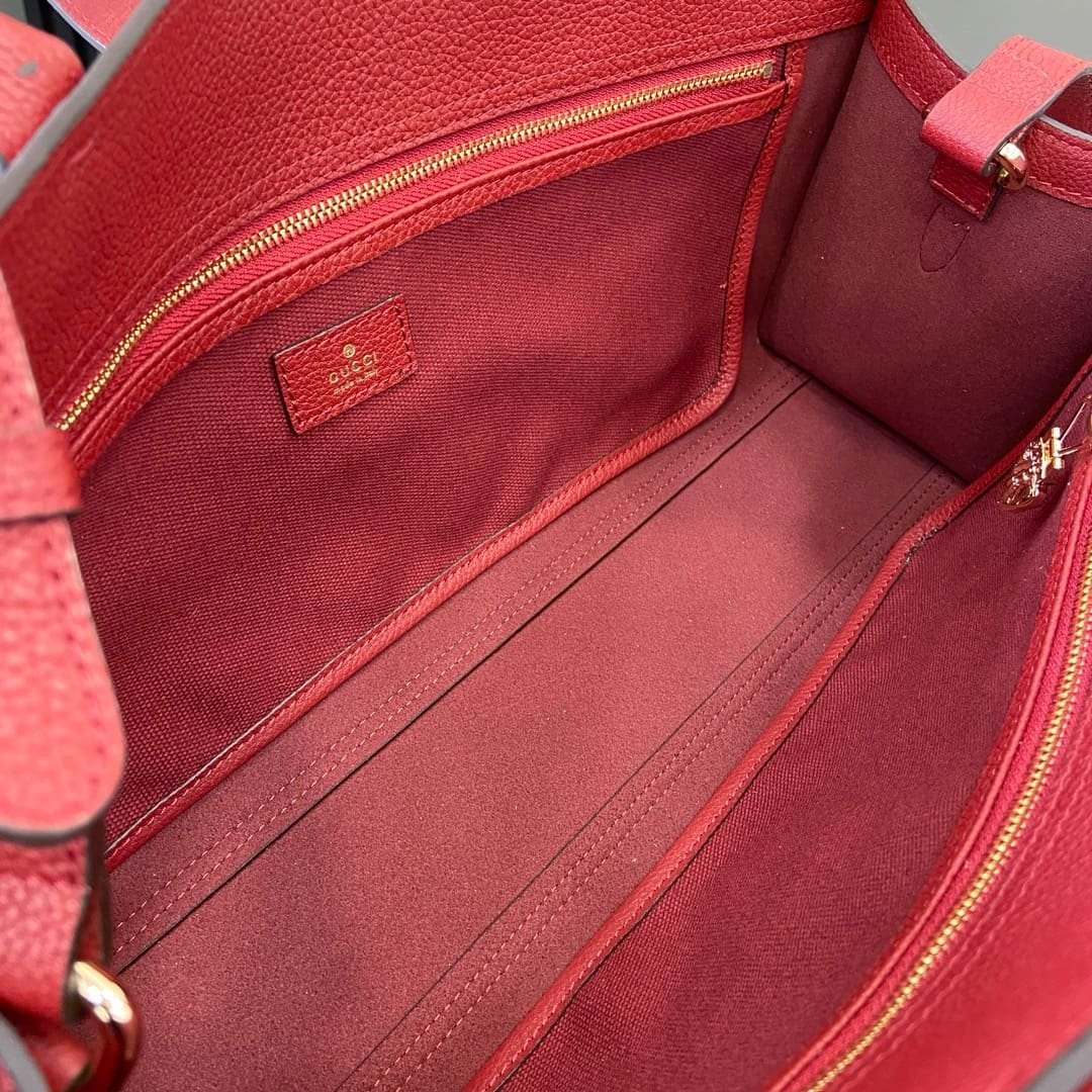 Gvc*1 Medium tote bag with hook closure