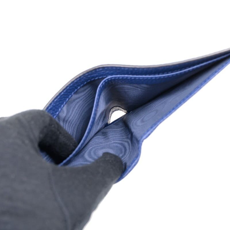 Bi-fold wallet with Gvc*1 script