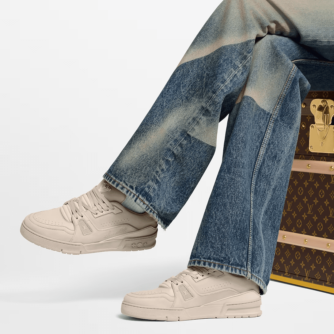 L0vis Vvtt0n 1AHDAK LV Trainer Distressed Sneaker