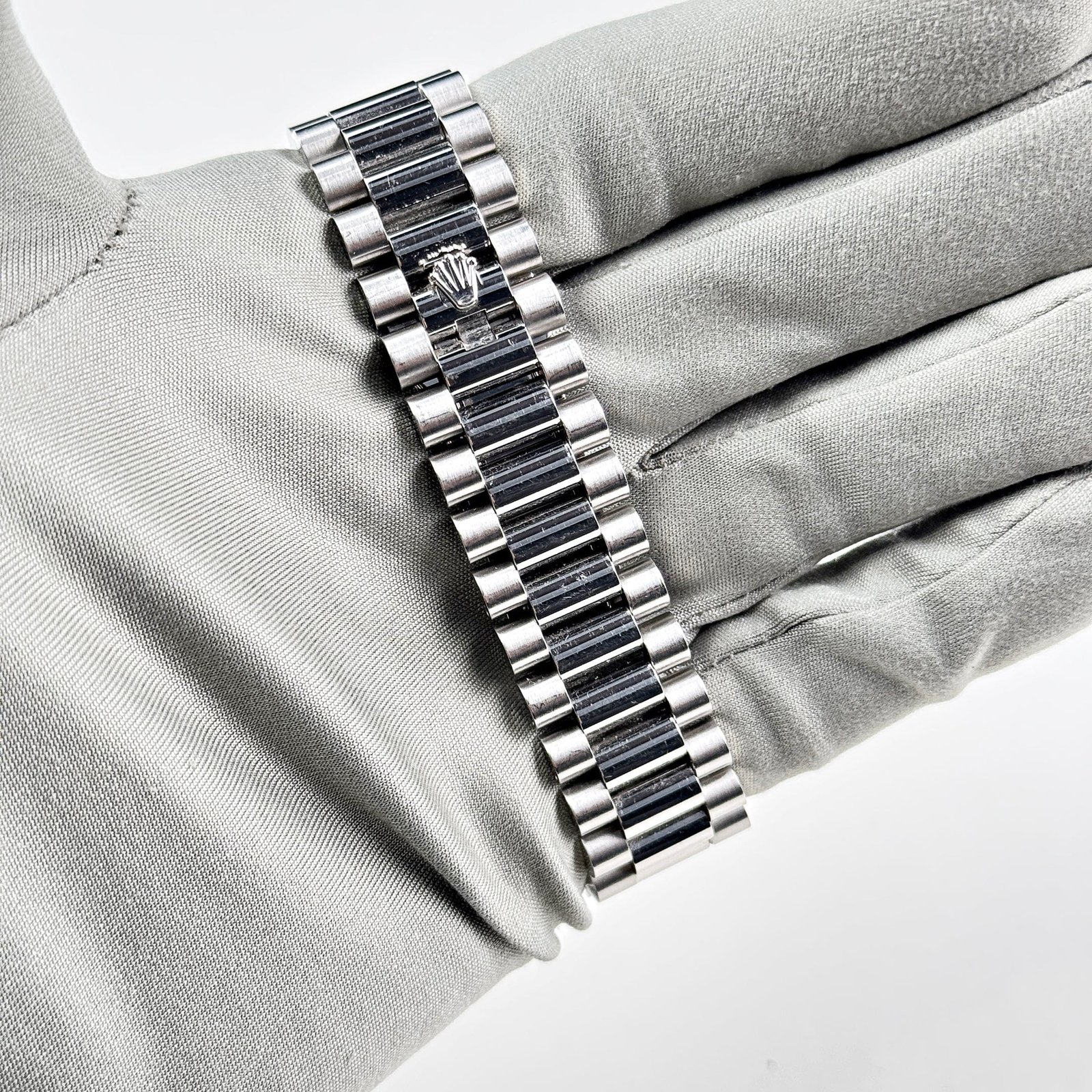 R01ex Day-Date 40 228206 Platinum Olive Green Arabic Dial