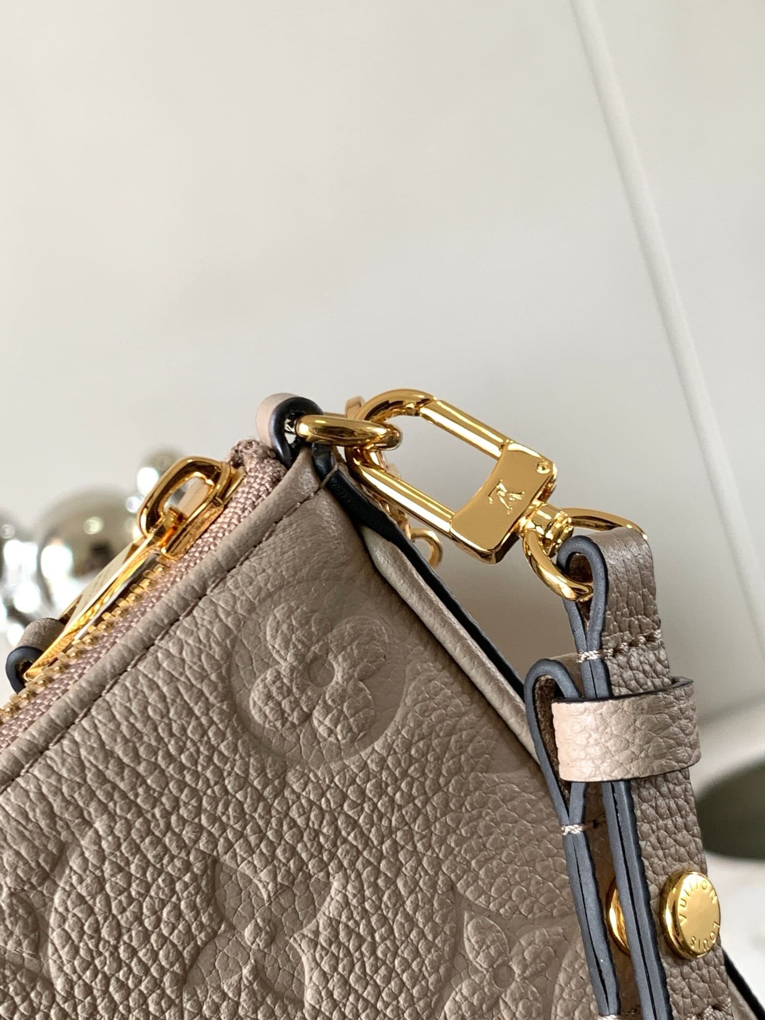 L0vis Vvtt0n M81862 Easy Pouch On Strap