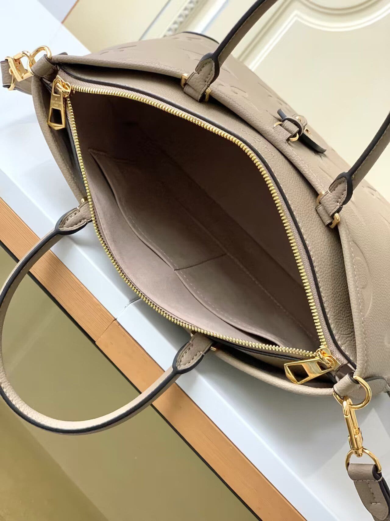 L0vis Vvtt0n TRIANON medium handbag M46504
