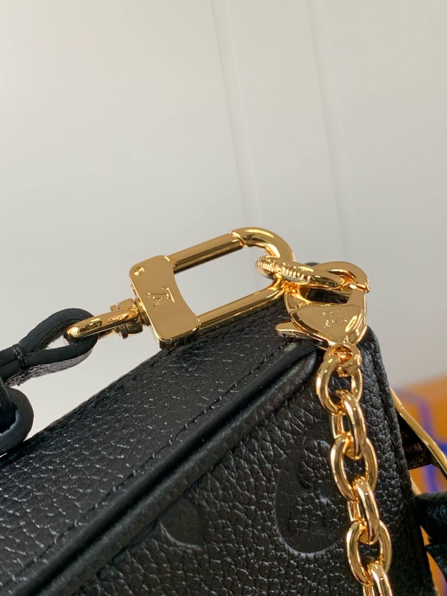 L0vis Vvtt0n M80349 Easy Pouch On Strap