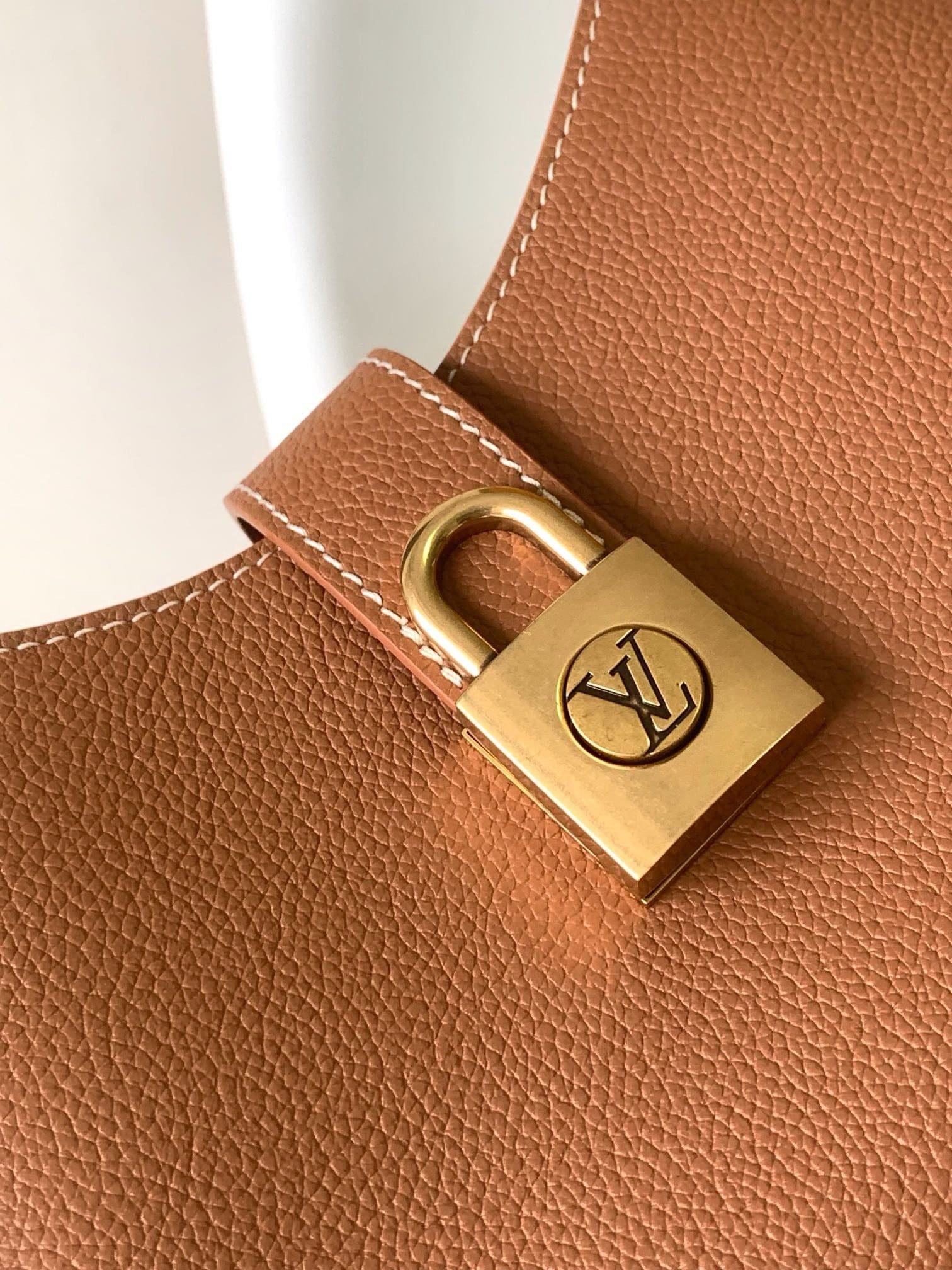 L0vis Vvtt0n M24885 Low Key Shoulder Bag