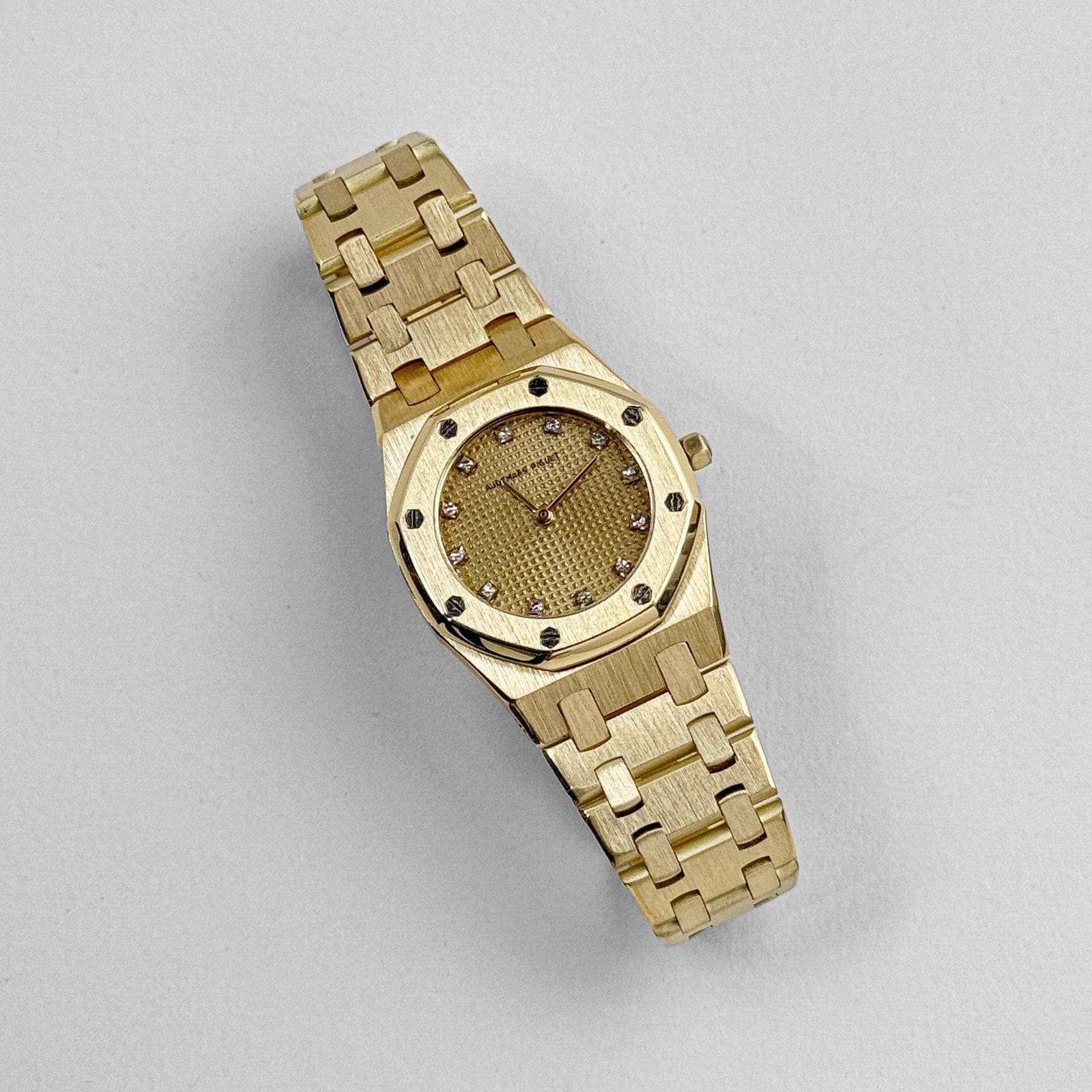 Audemars P1g*et Royal Oak Vintage ‘Ladies’ Yellow Gold Champagne D1am0nd Dial Quartz 26mm