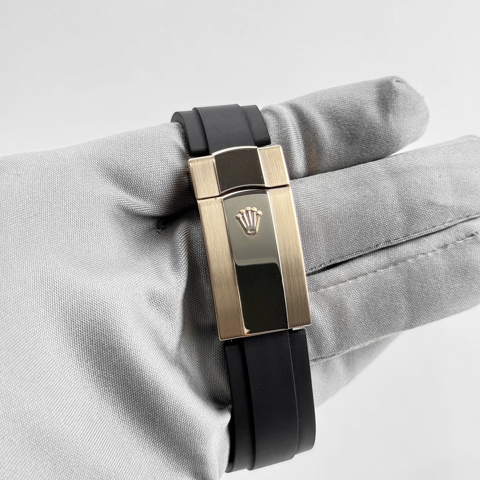 R01ex Sky-Dweller 326238 Yellow Gold Champagne Dial Rubber Strap (2022)
