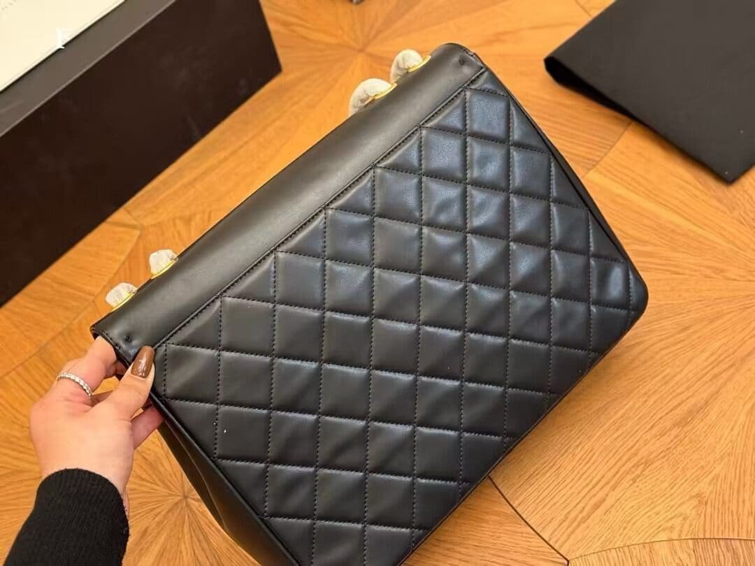 Ch**el 1992 shoulder bag with flap top