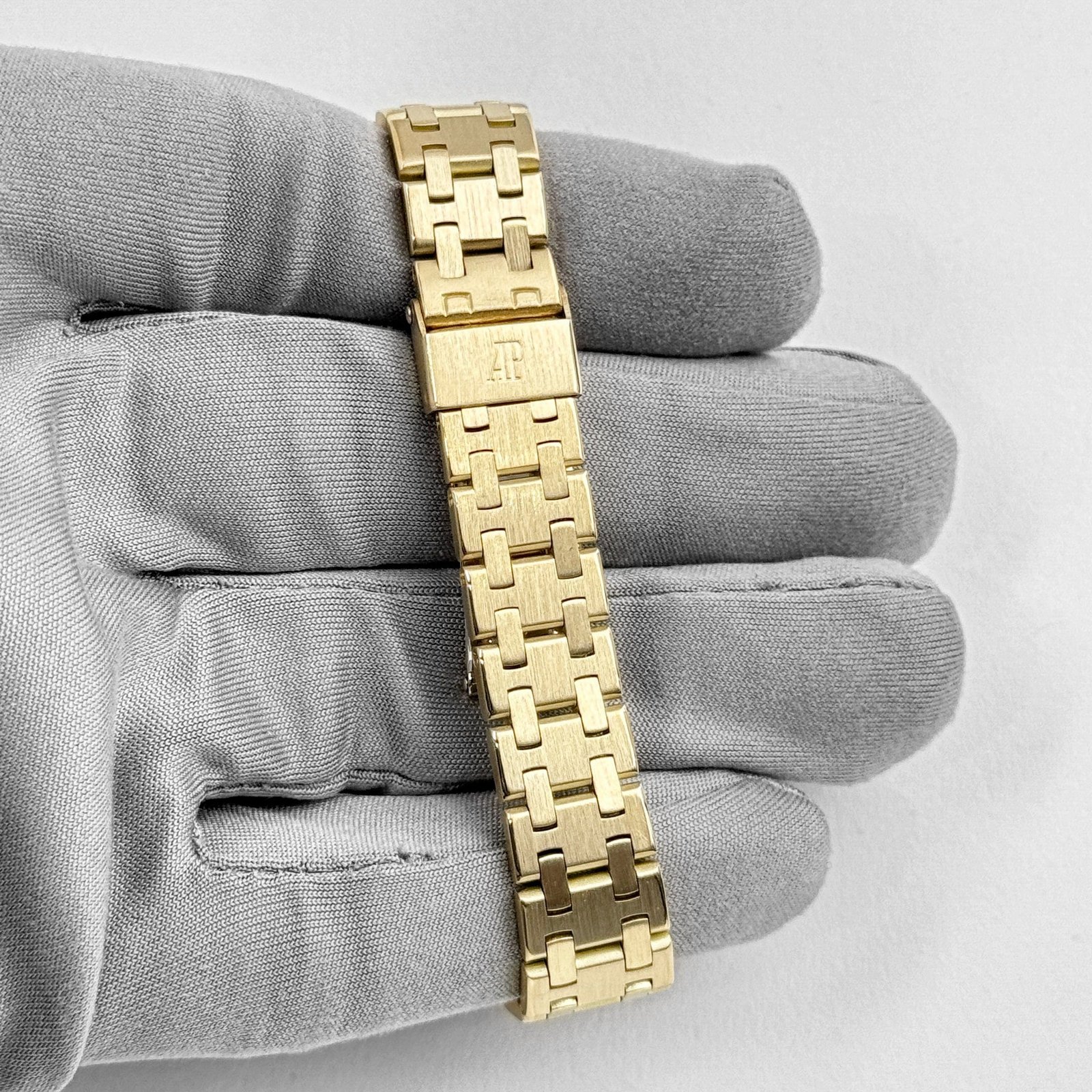 Audemars P1g*et Royal Oak Vintage ‘Ladies’ Yellow Gold Champagne D1am0nd Dial Quartz 26mm