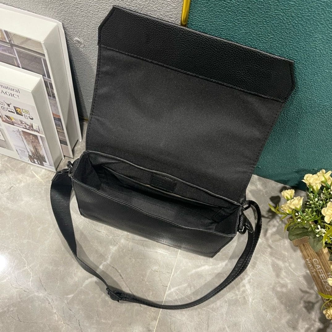 L0vis Vvtt0n M24769 TAKEOFF Small Messenger Bag