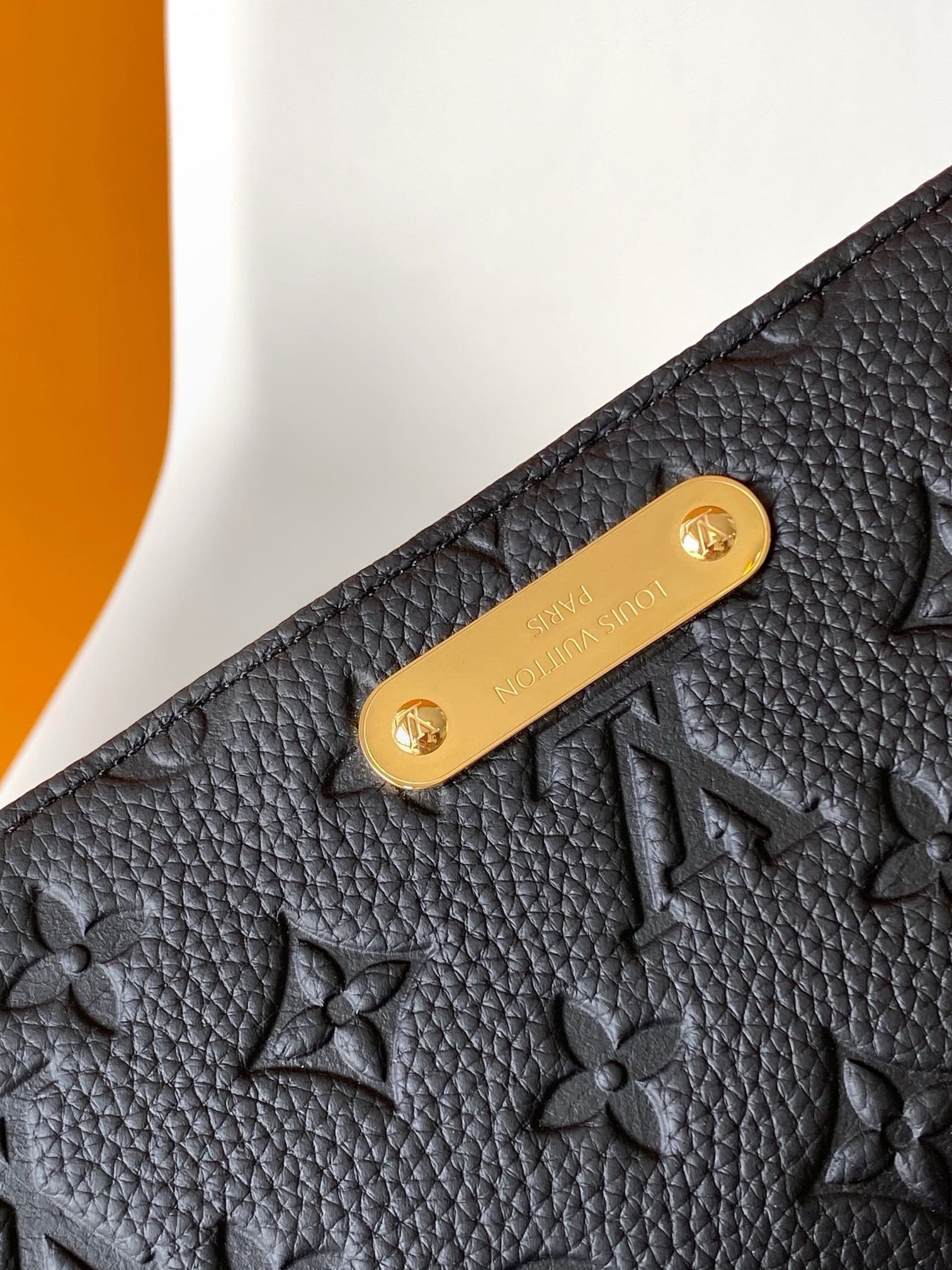 L0vis Vvtt0n M46919 Wallet On Chain Lily
