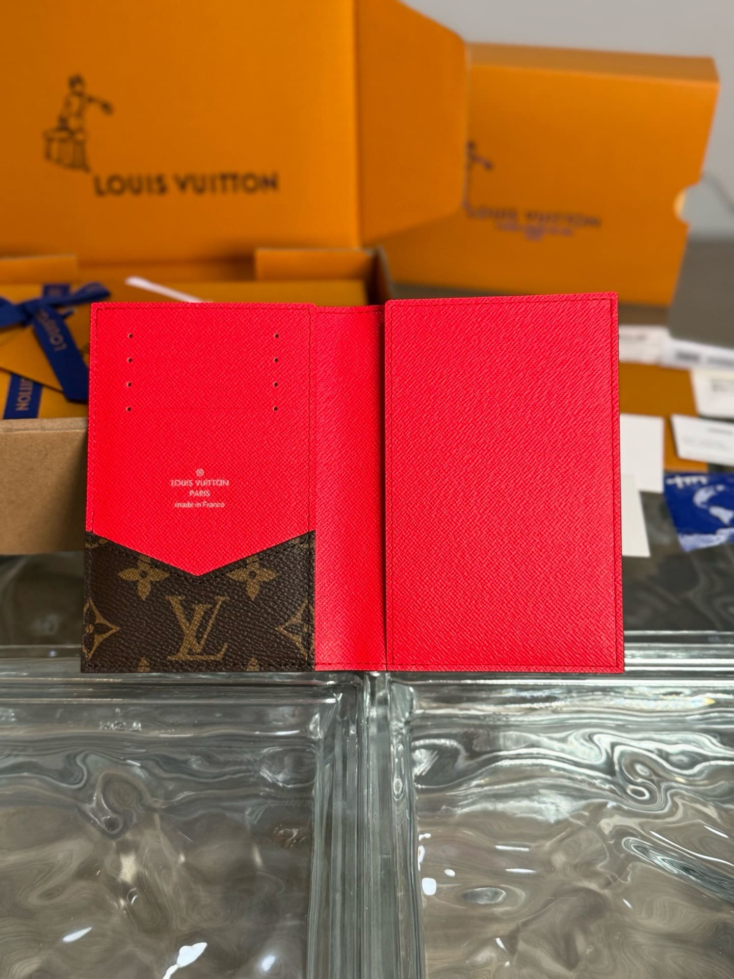 L0vis Vvtt0n M12824 Passport Cover