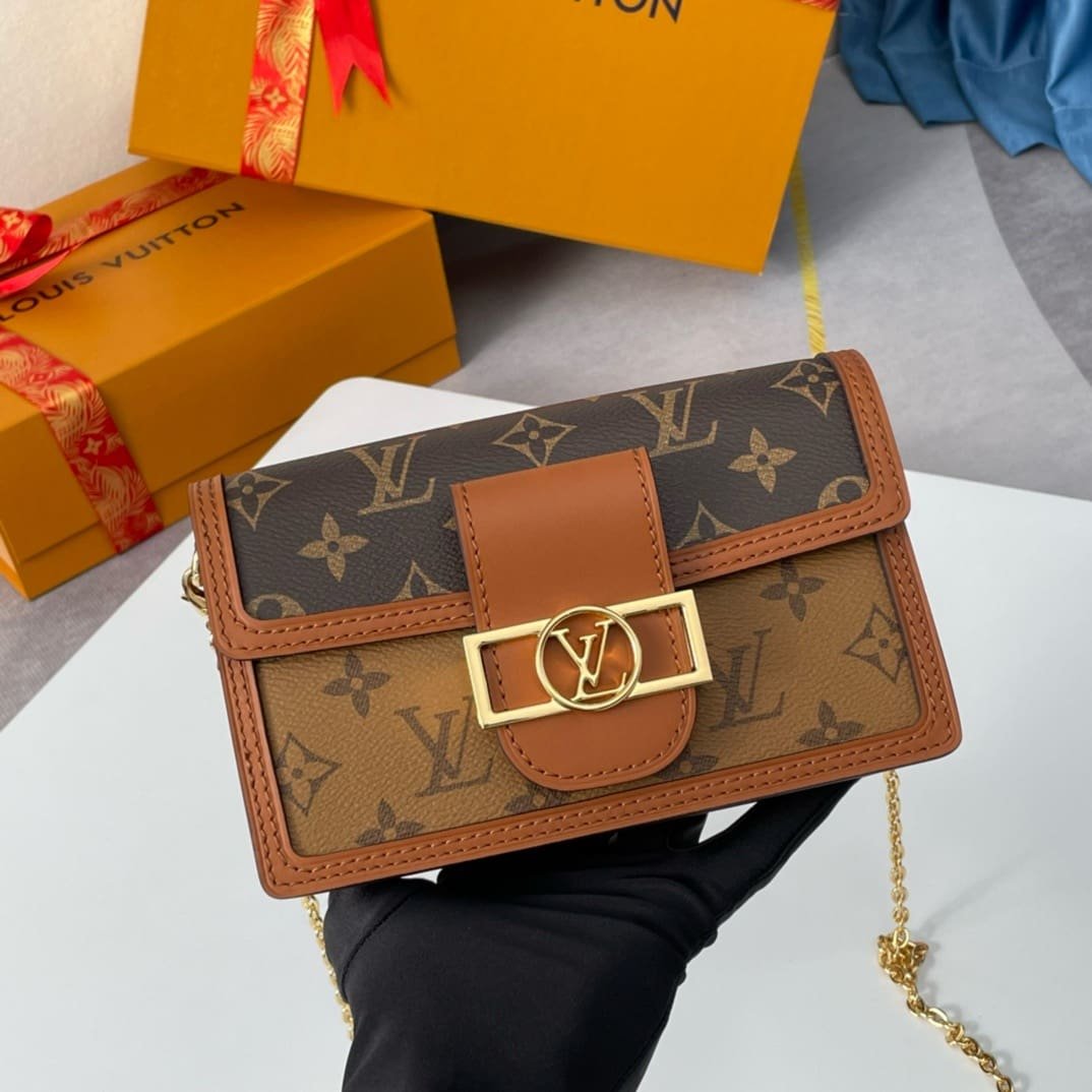 L0vis Vvtt0n Dauphine Chain Wallet M68746