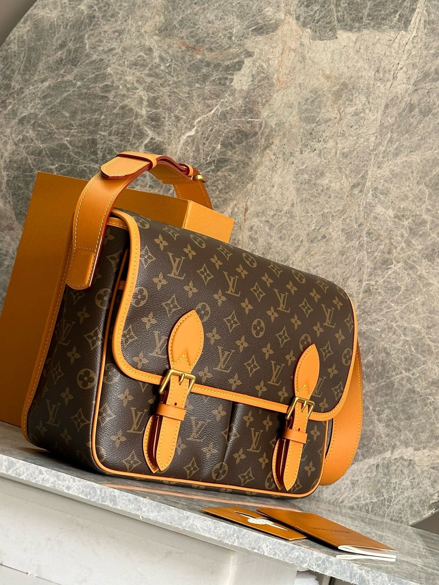 L0vis Vvtt0n M14723 Satchel Messenger
