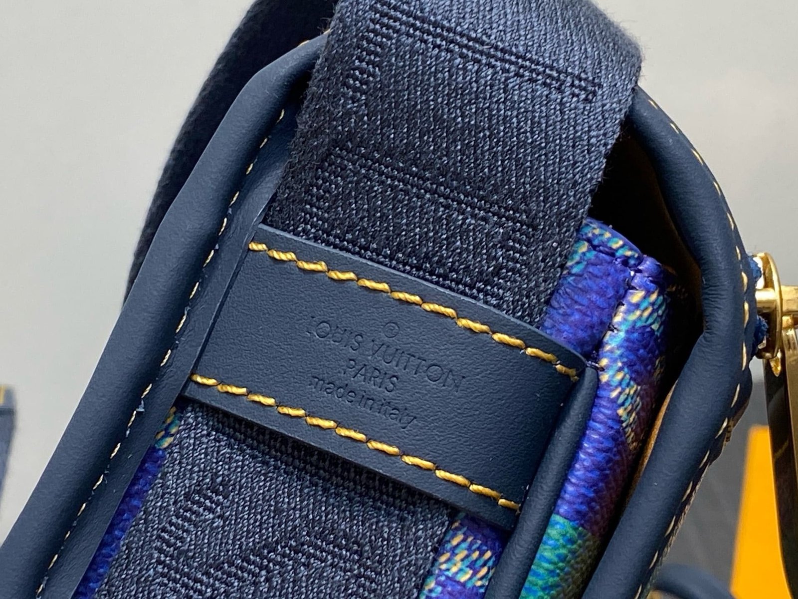 L0vis Vvtt0n M15173 Bosphore Wearable Wallet