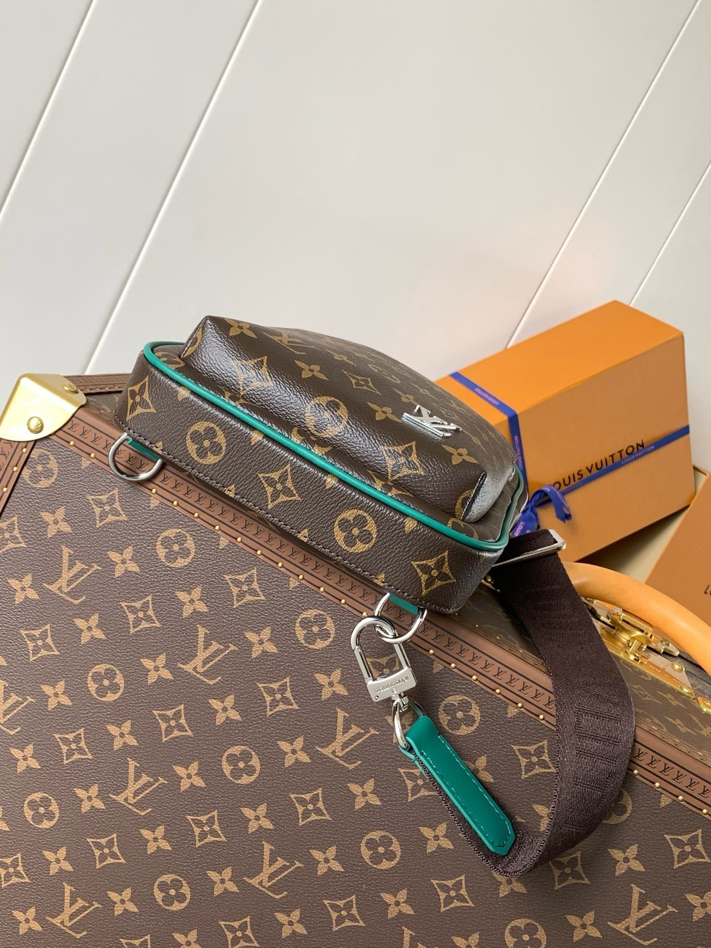 L0vis Vvtt0n M12734 Avenue Slingbag