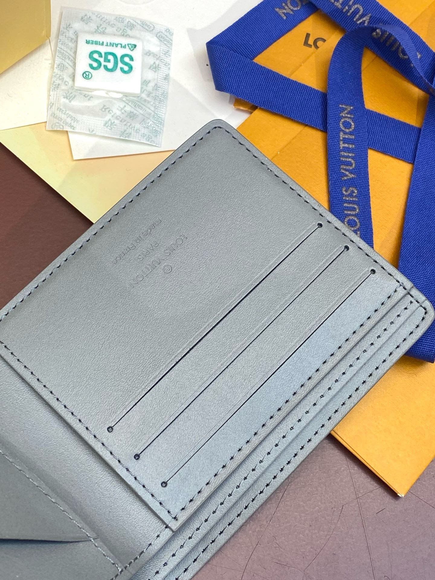L0vis Vvtt0n M81383 Multiple Wallet