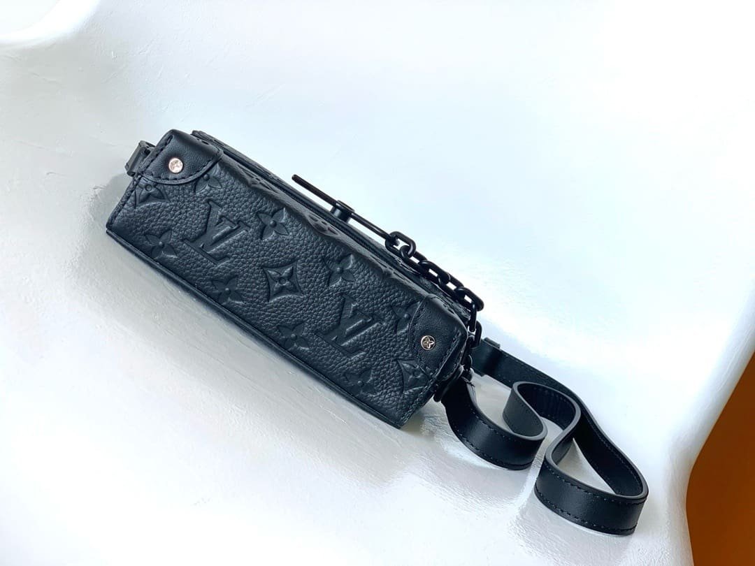 L0vis Vvtt0n M81746 Steamer Wearable Wallet