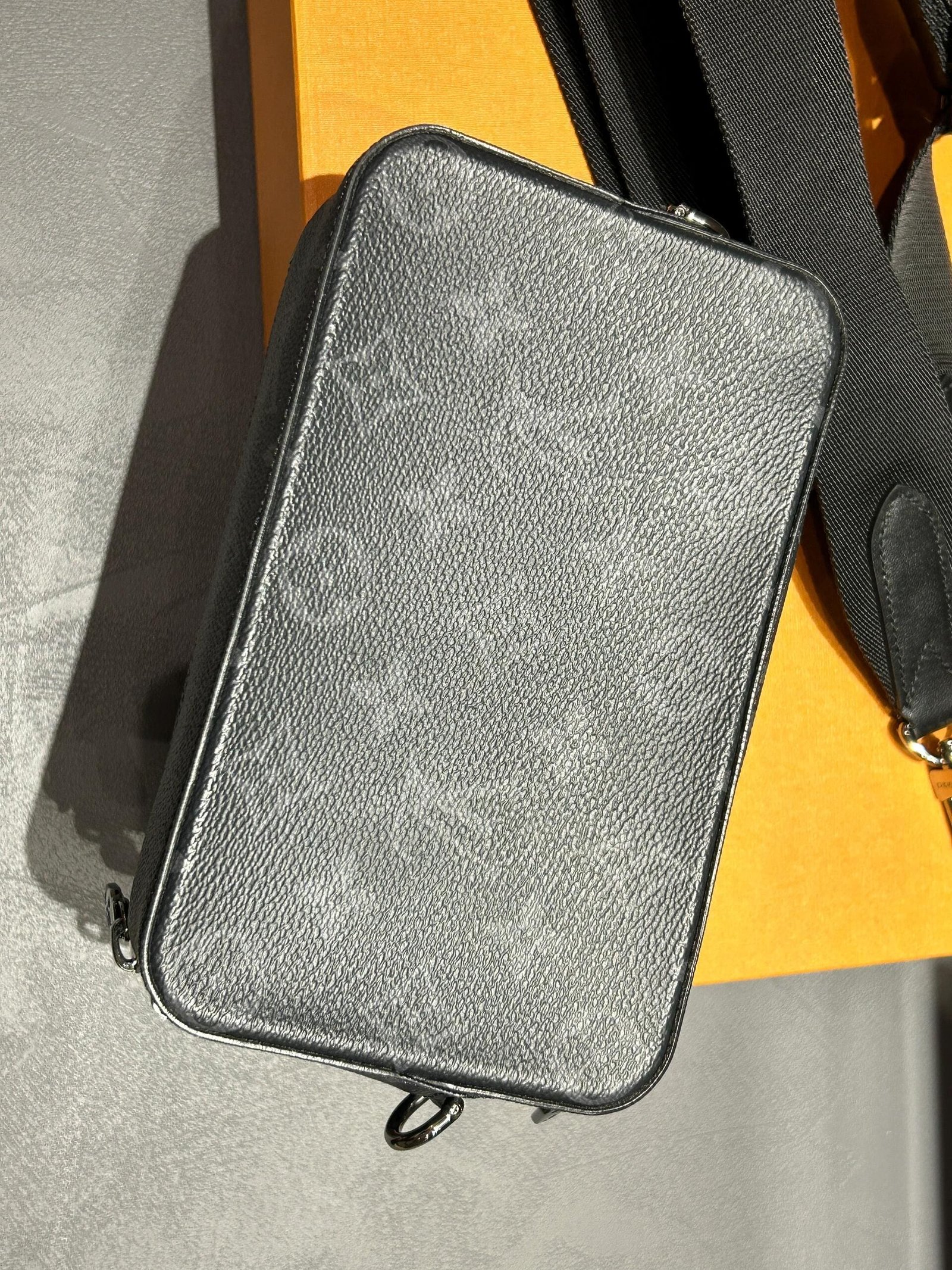 L0vis Vvtt0n M80741 Alpha Wearable Wallet