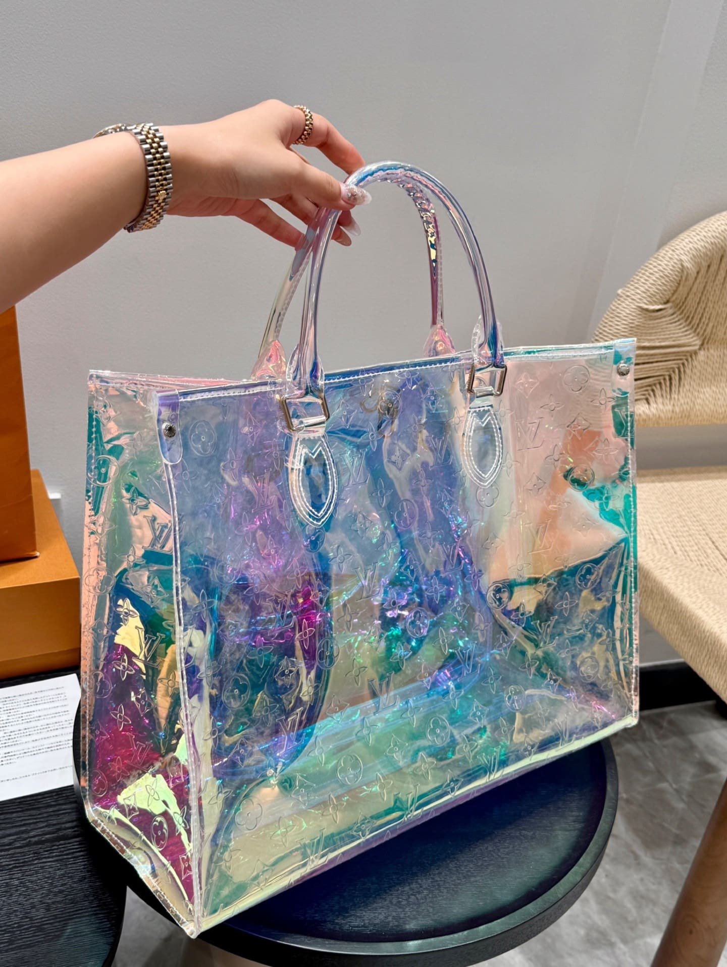 L0vis Vvtt0n onthego tote bag