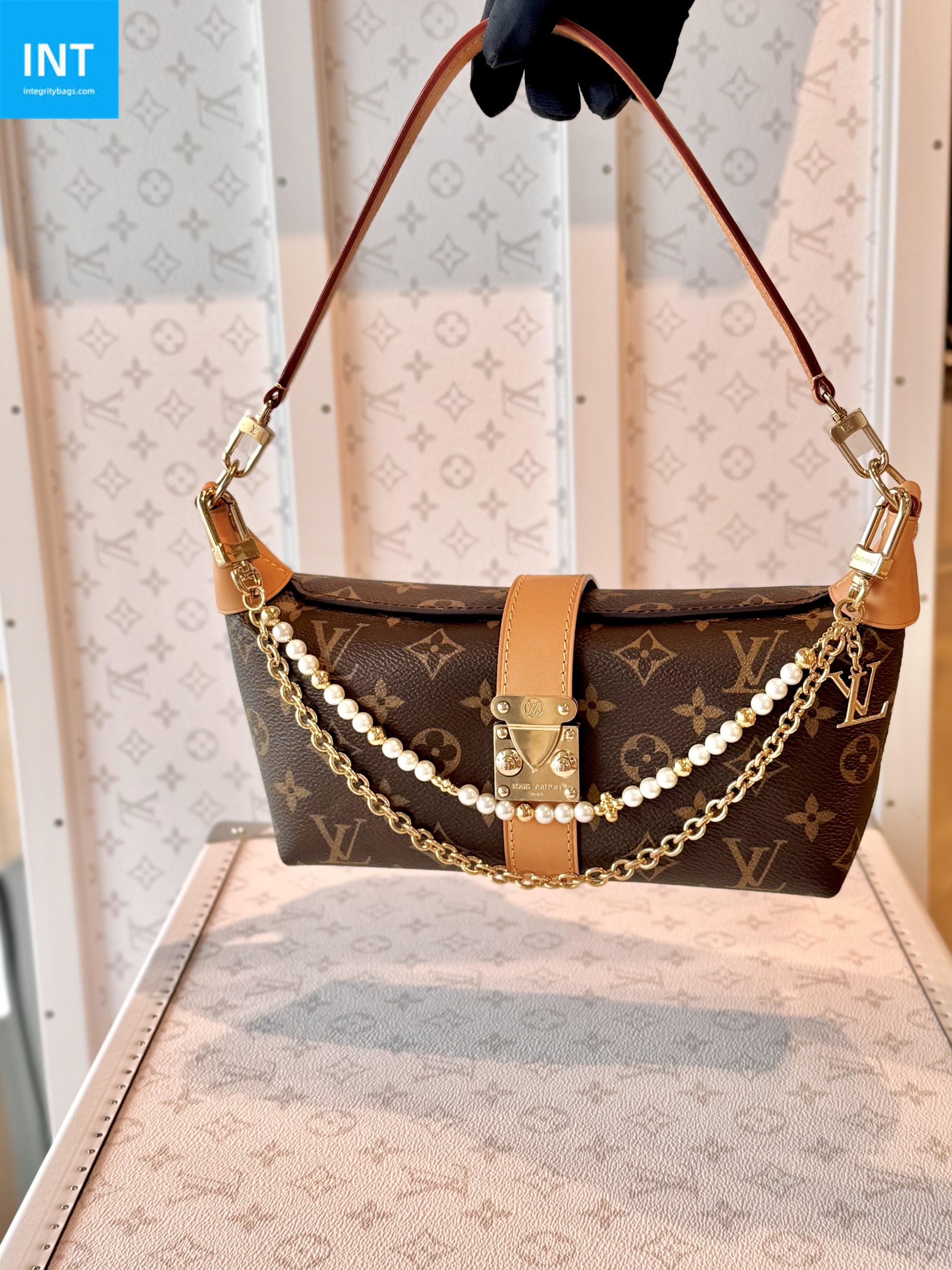 L0vis Vvtt0n M02608 Pearl River Bag Charm