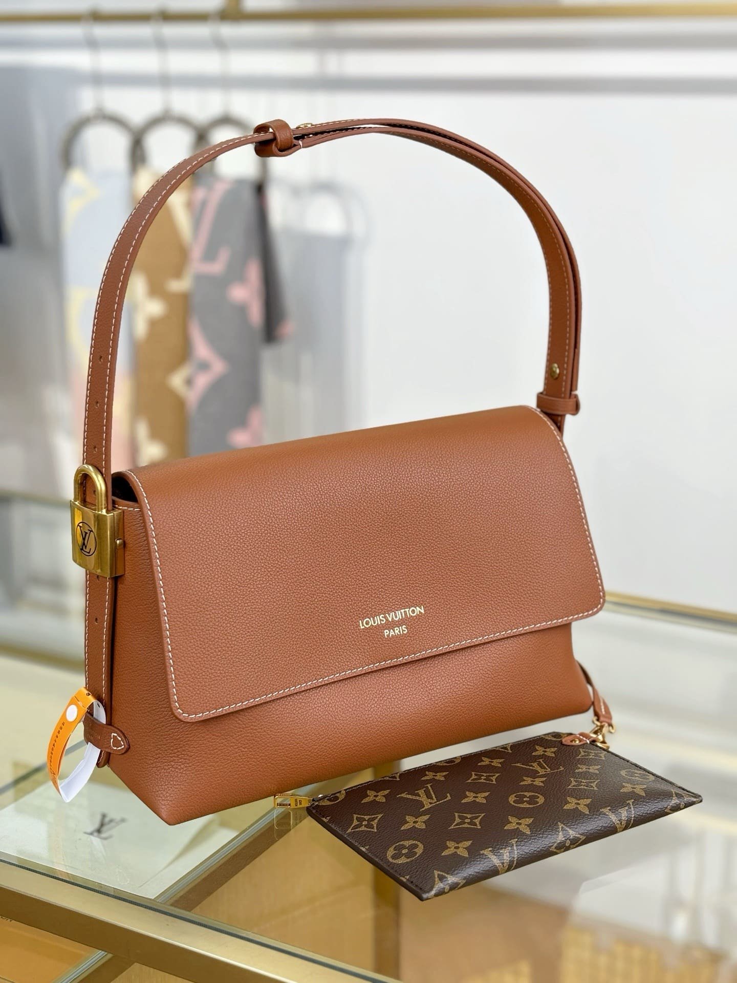 L0vis Vvtt0n M13151 Low Key Messenger Bag