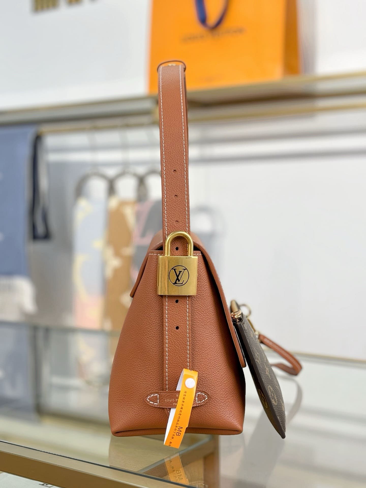 L0vis Vvtt0n M13151 Low Key Messenger Bag