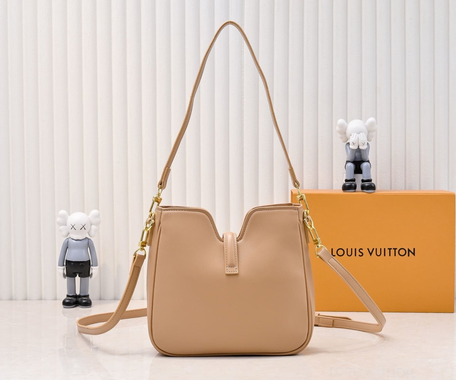 L0vis Vvtt0n’s new hobo bag