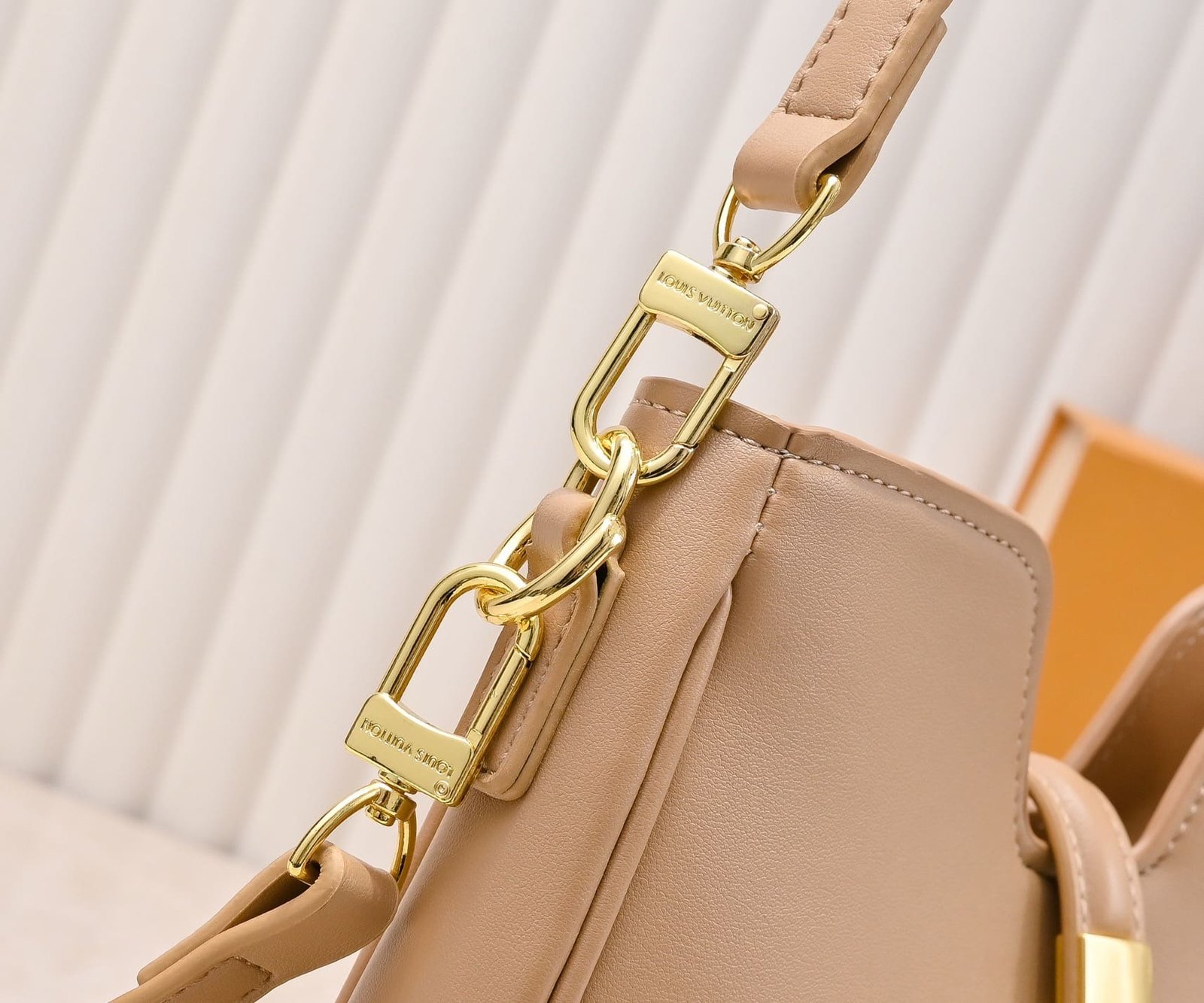 L0vis Vvtt0n’s new hobo bag