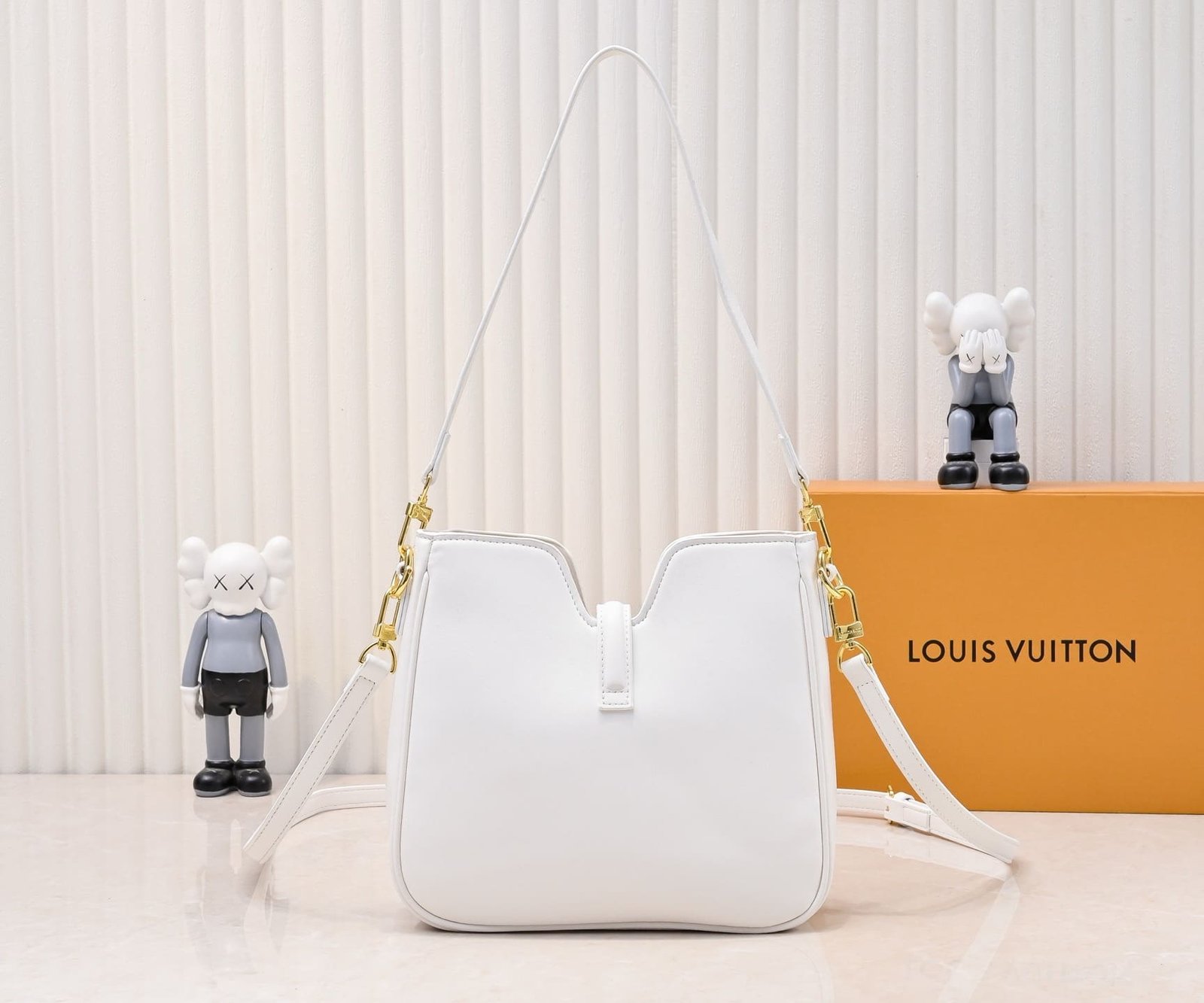 L0vis Vvtt0n’s new hobo bag