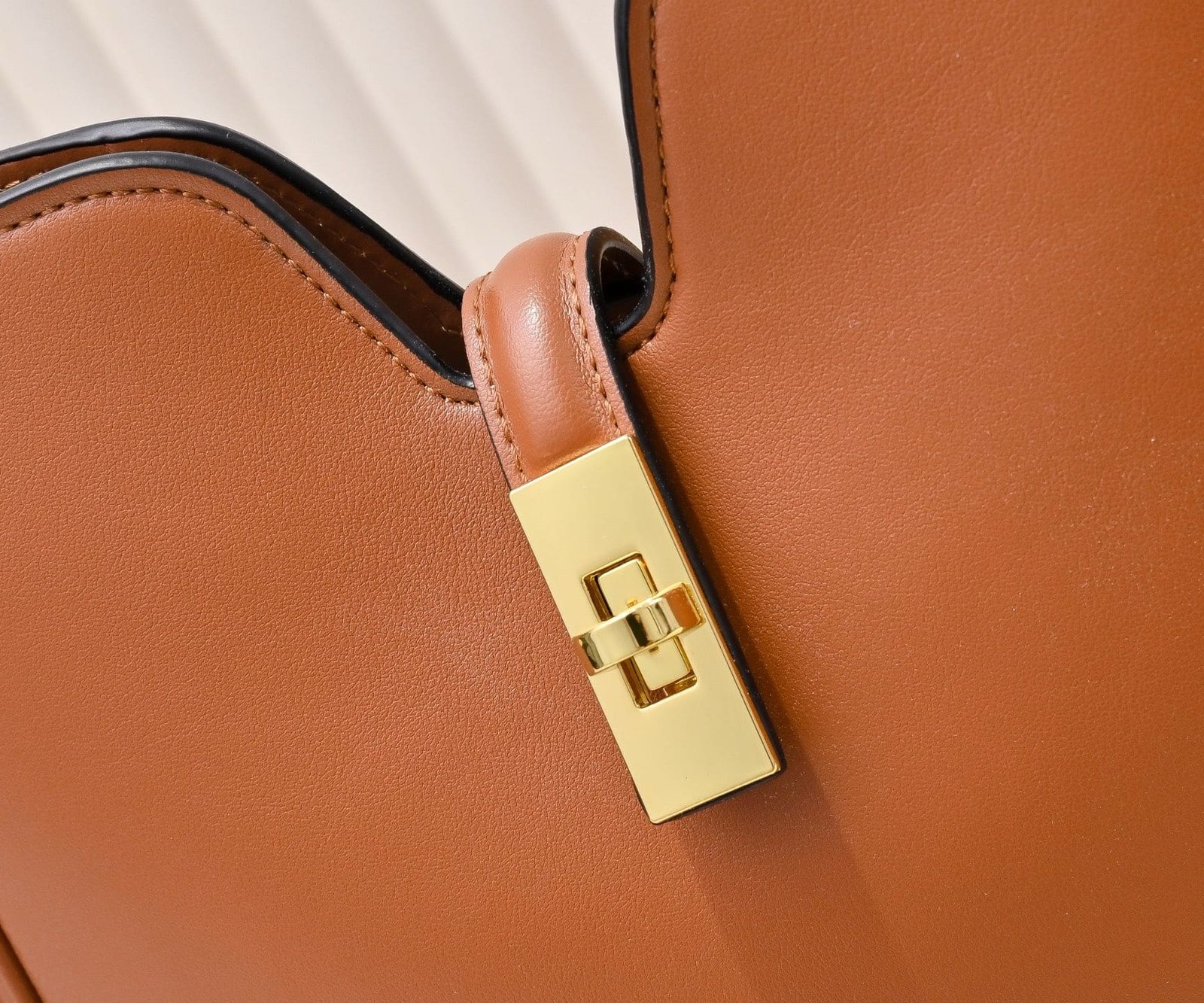 L0vis Vvtt0n’s new hobo bag
