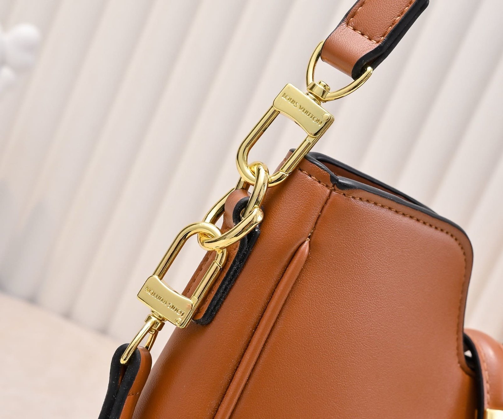 L0vis Vvtt0n’s new hobo bag