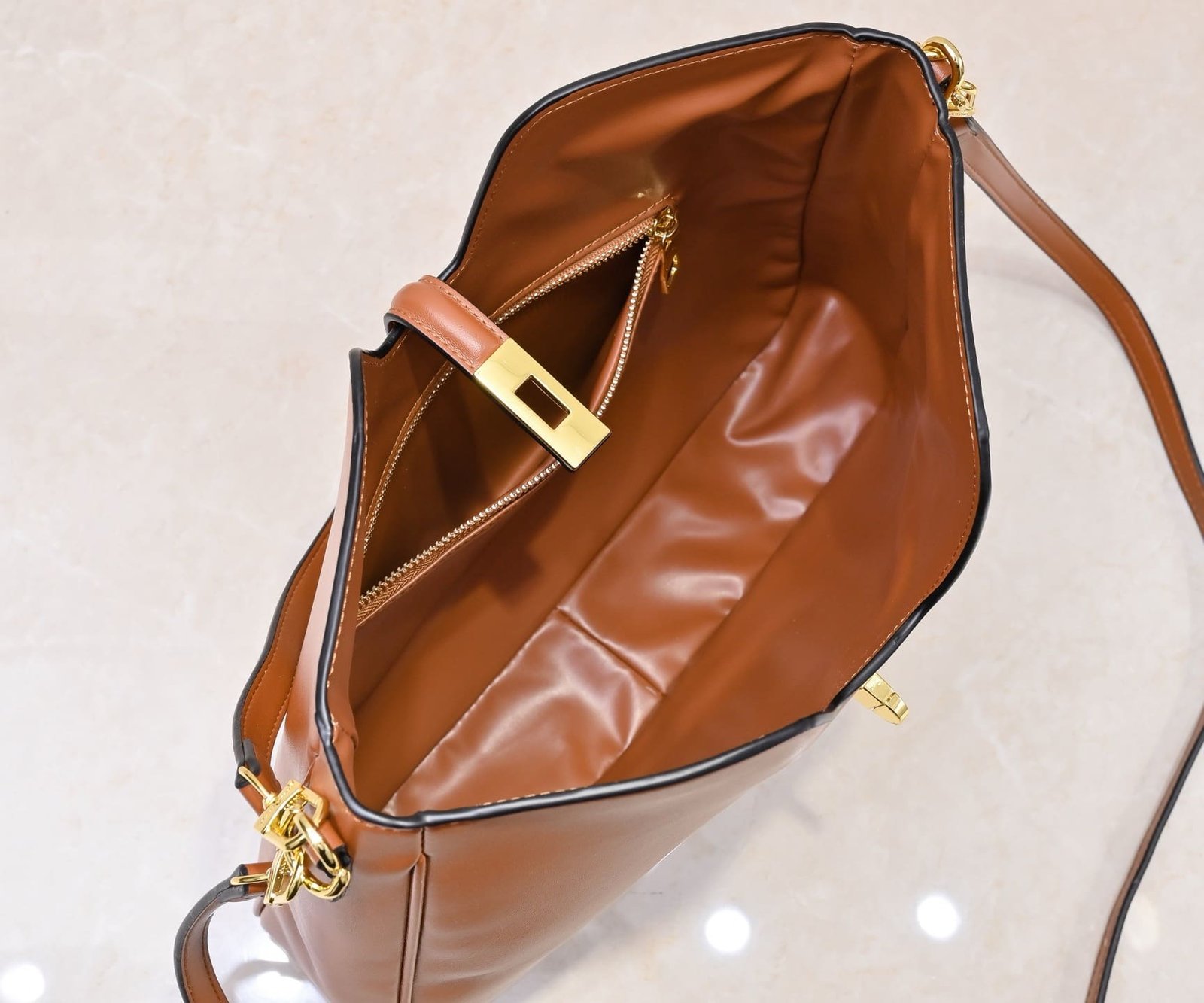 L0vis Vvtt0n’s new hobo bag