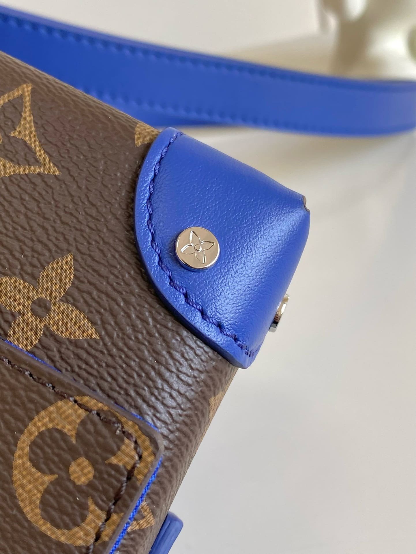 L0vis Vvtt0n M12810 Steamer Wearable Wallet