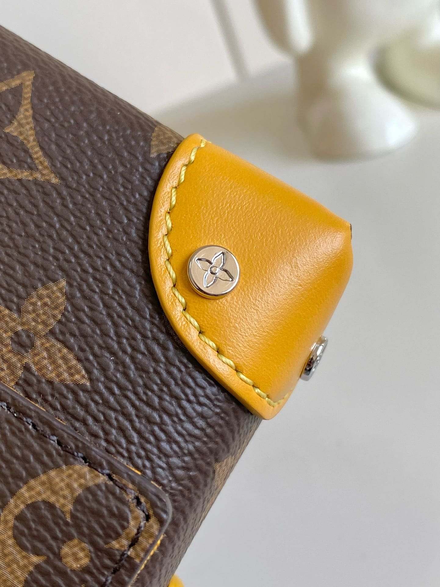 L0vis Vvtt0n M12811 Steamer Wearable Wallet