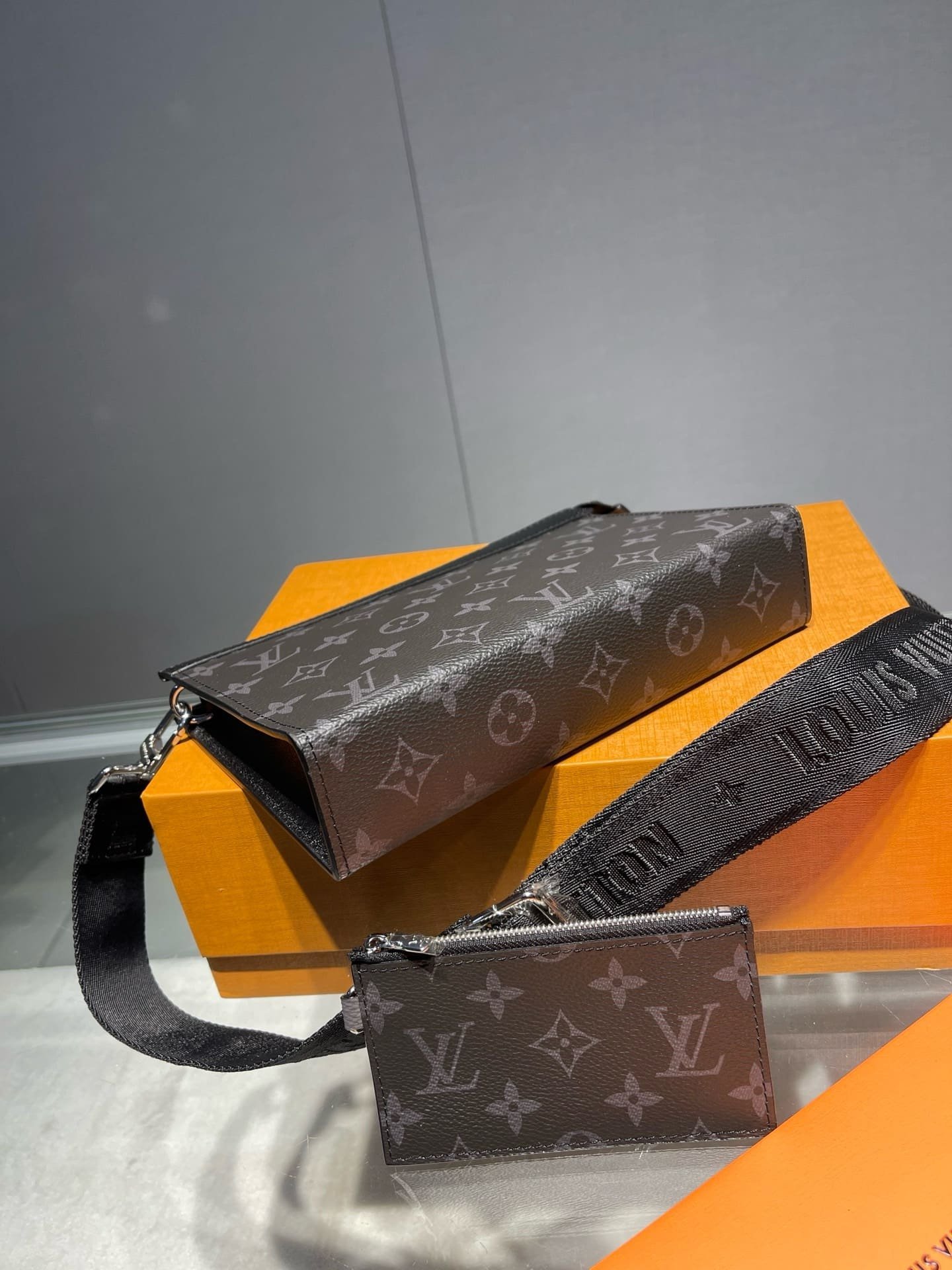 L0vis Vvtt0n M81124 Gaston Wearable Wallet