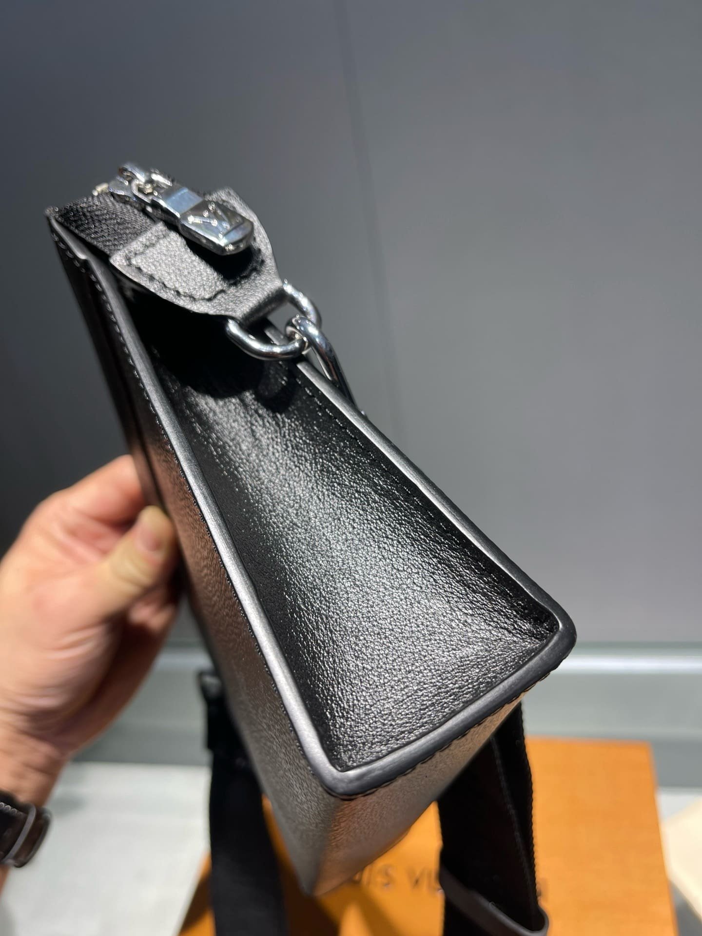 L0vis Vvtt0n M81124 Gaston Wearable Wallet