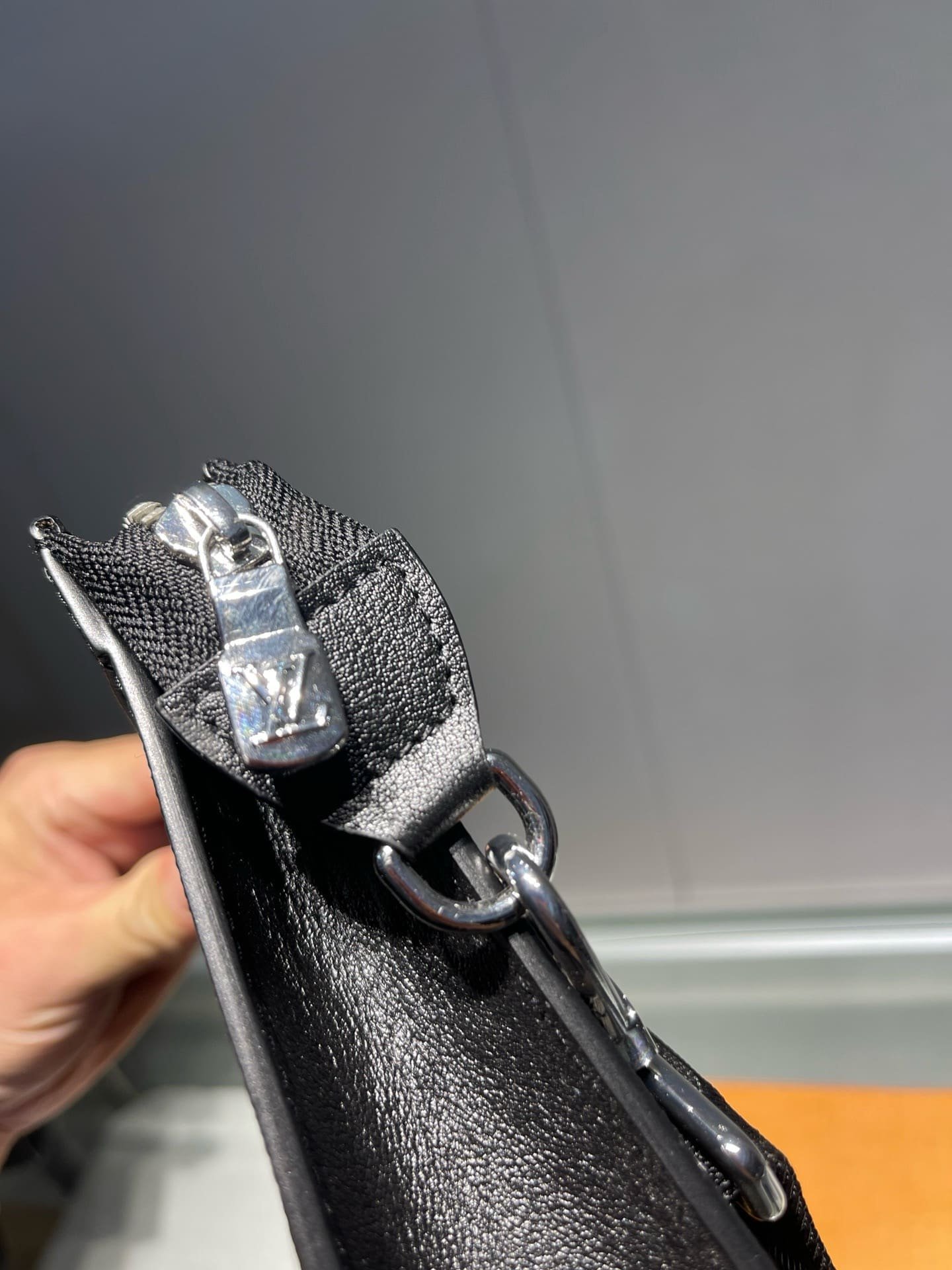L0vis Vvtt0n M81124 Gaston Wearable Wallet