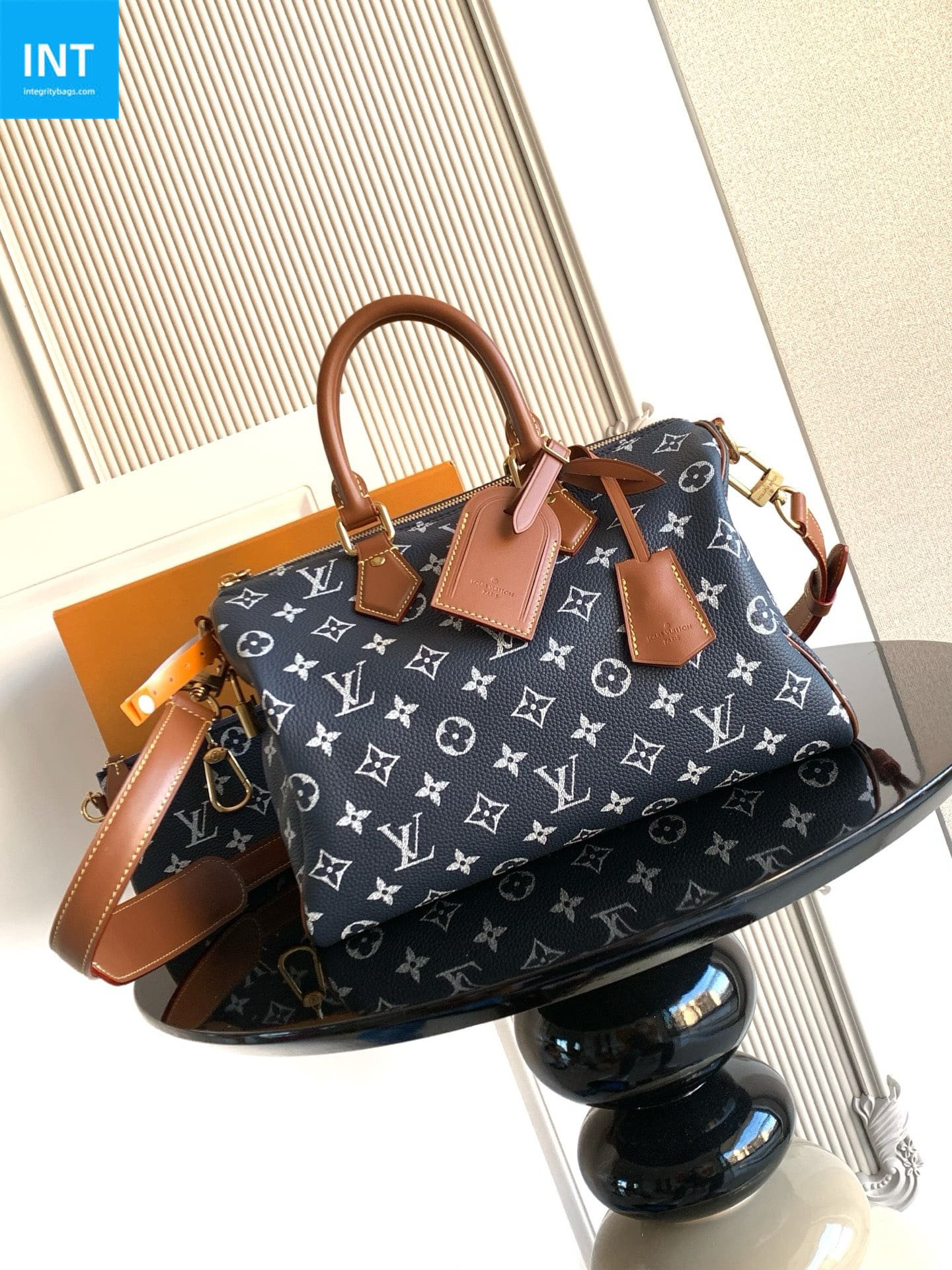 L0vis Vvtt0n M15282 Speedy P9 30 mit Schulterriemen
