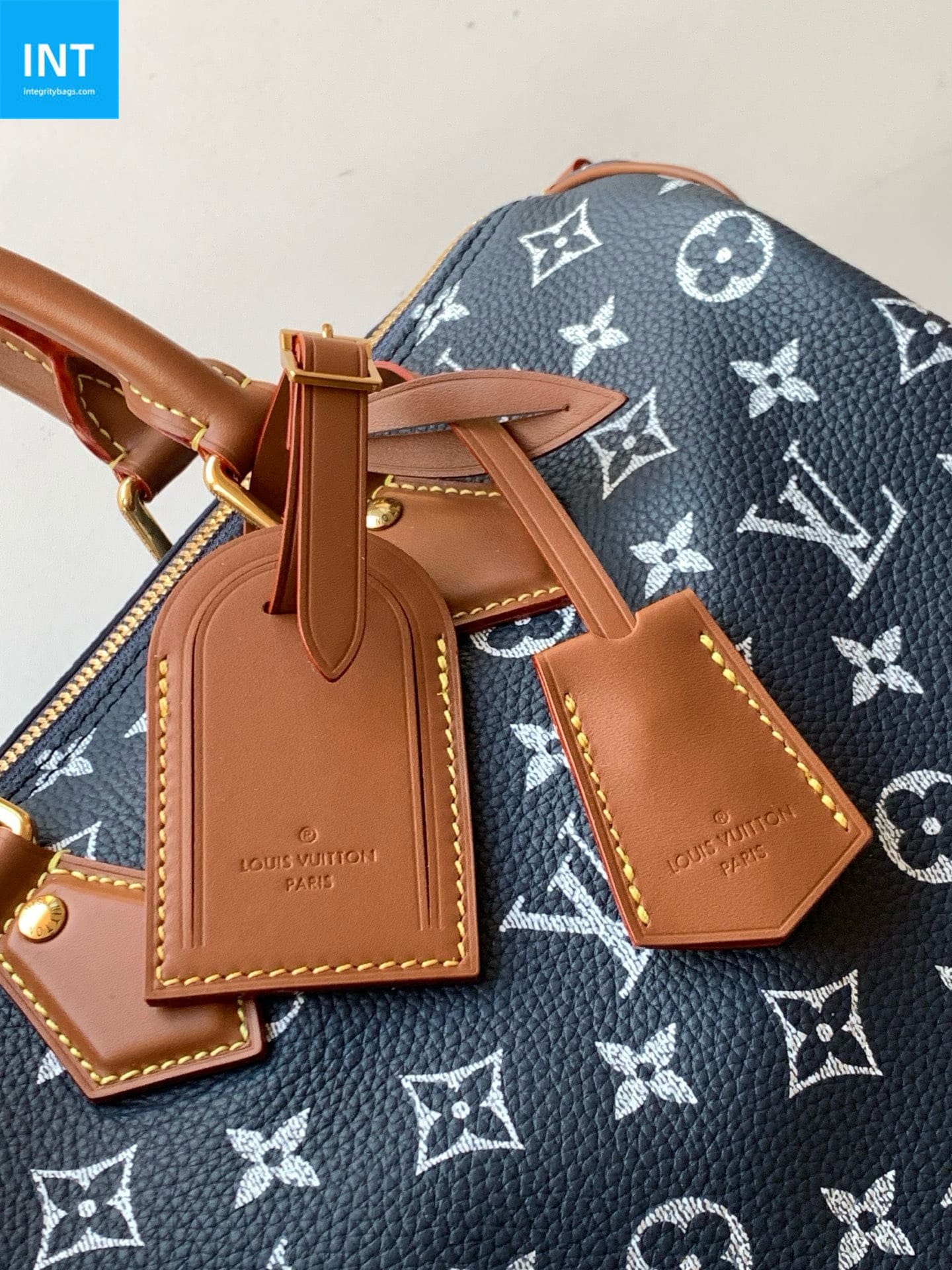 L0vis Vvtt0n M15282 Speedy P9 30 mit Schulterriemen