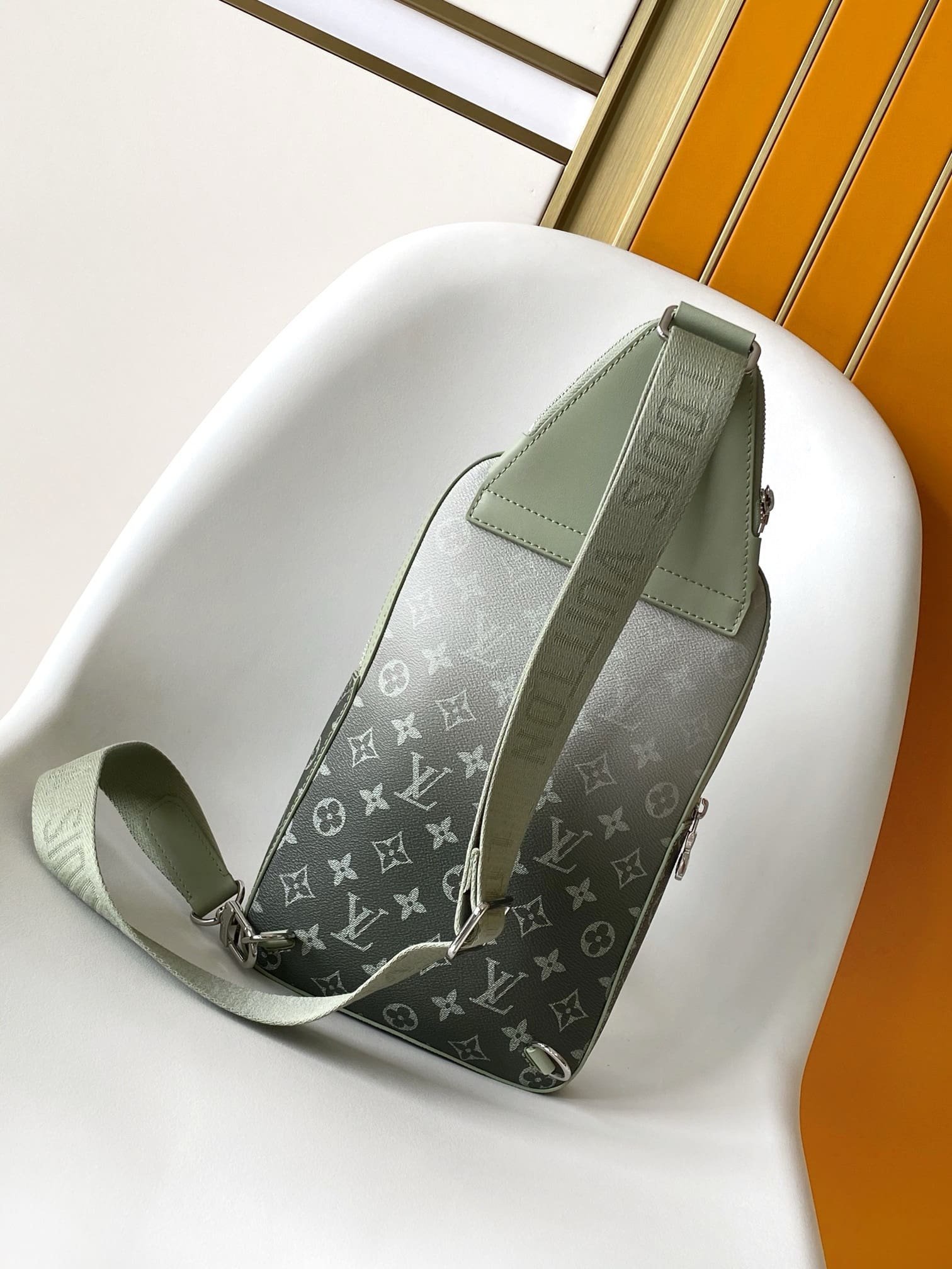 L0vis Vvtt0n M11702 Avenue Slingbag