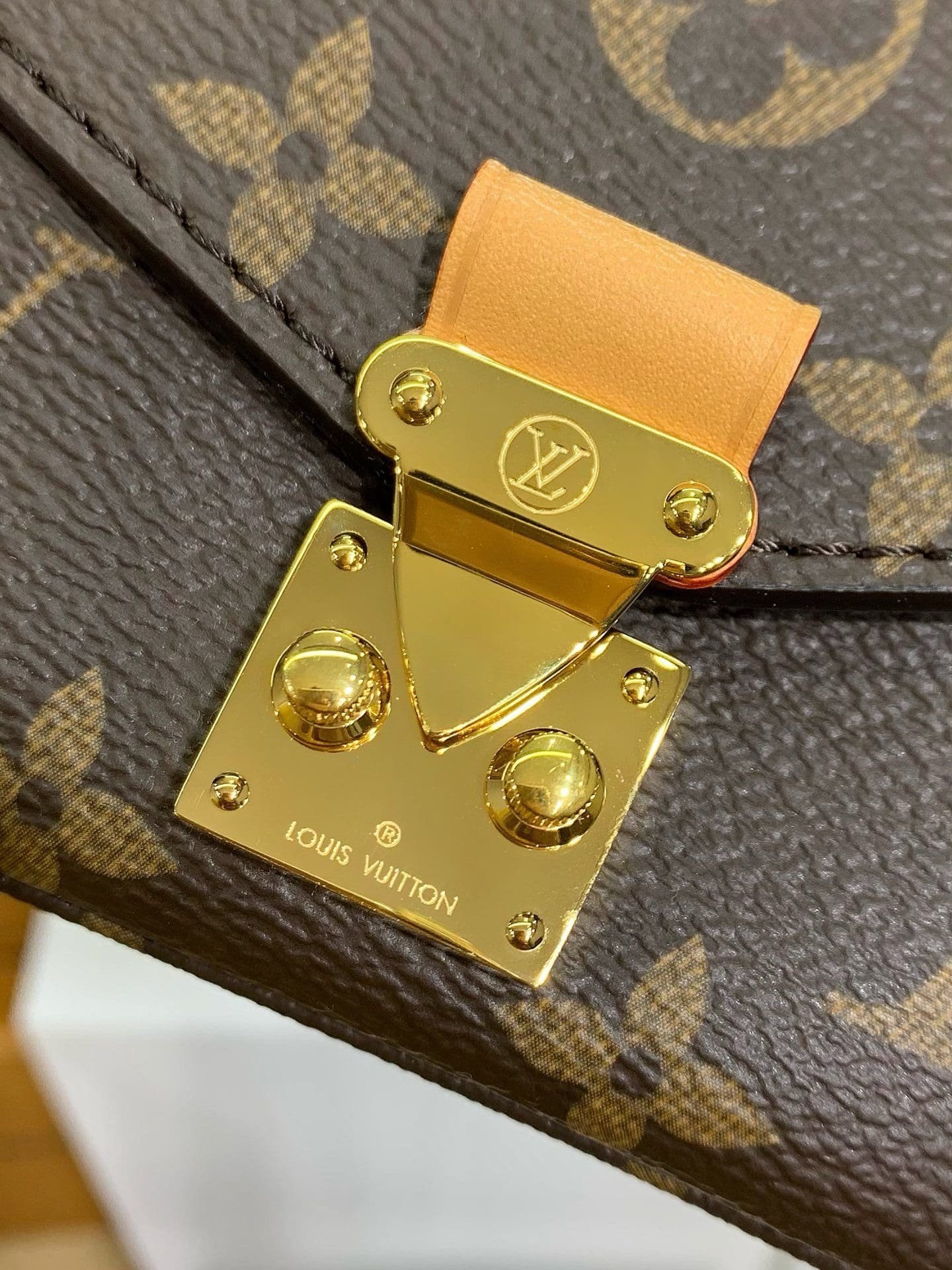 L0vis Vvtt0n M81267 MICRO MÉTIS chain bag