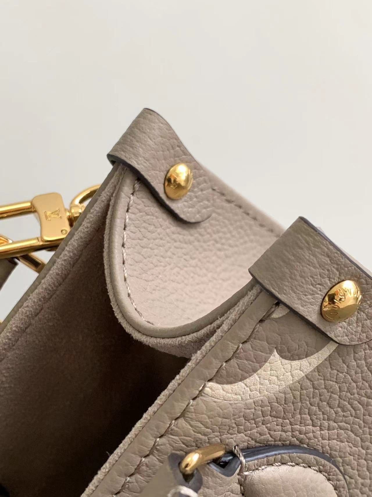 L0vis Vvtt0n M47054 OnTheGo BB