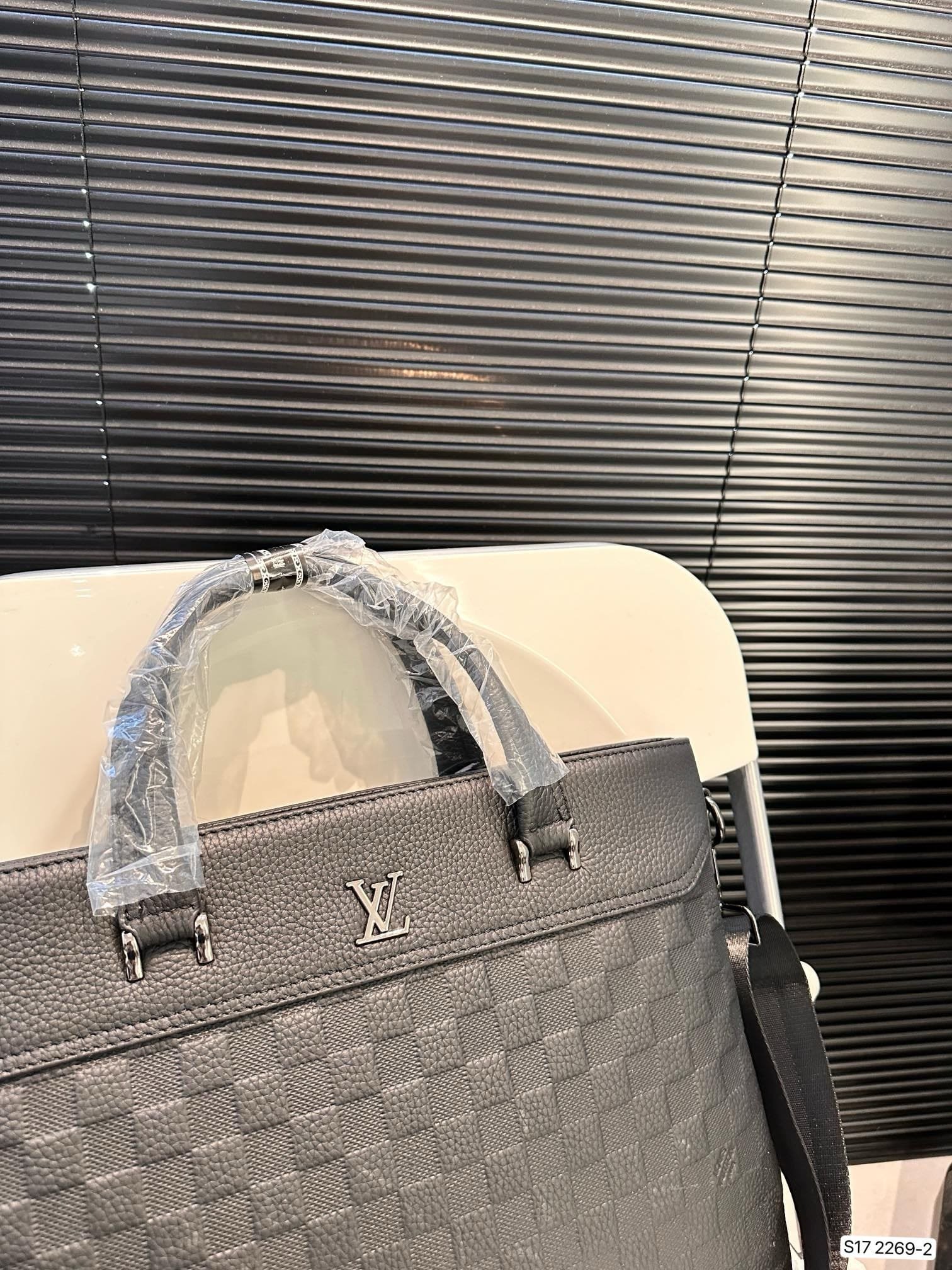 L0vis Vvtt0n briefcase