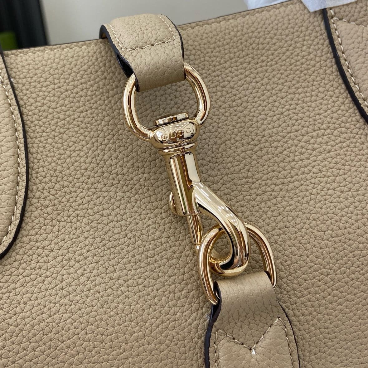 Gvc*1 Medium tote bag with hook closure