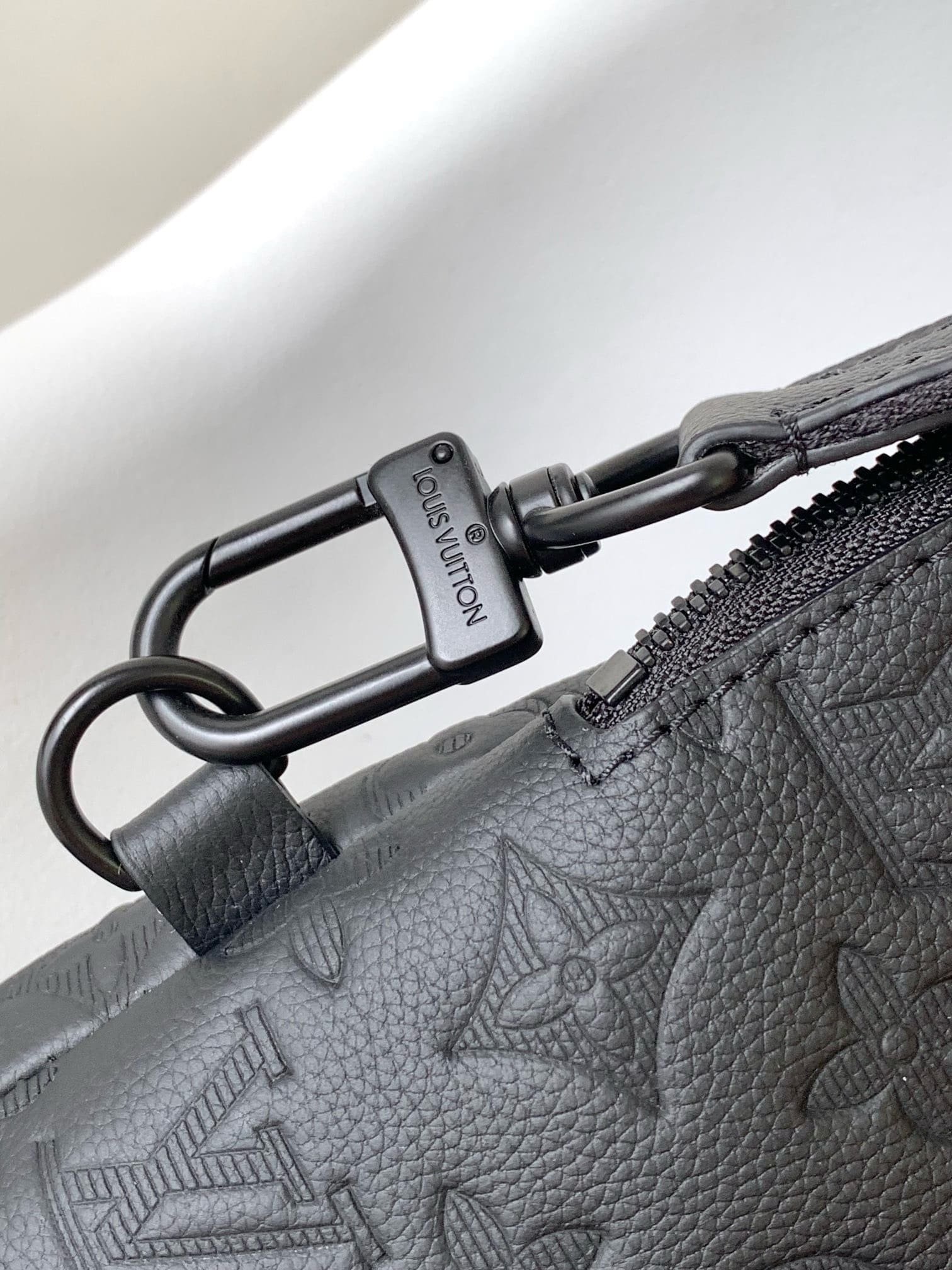 L0vis Vvtt0n M21890 Duo Slingbag