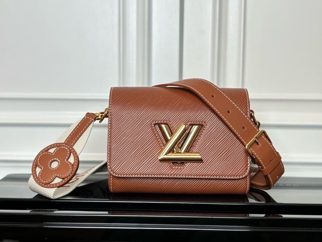 L0vis Vvtt0n M24758 TWIST Medium Handbag