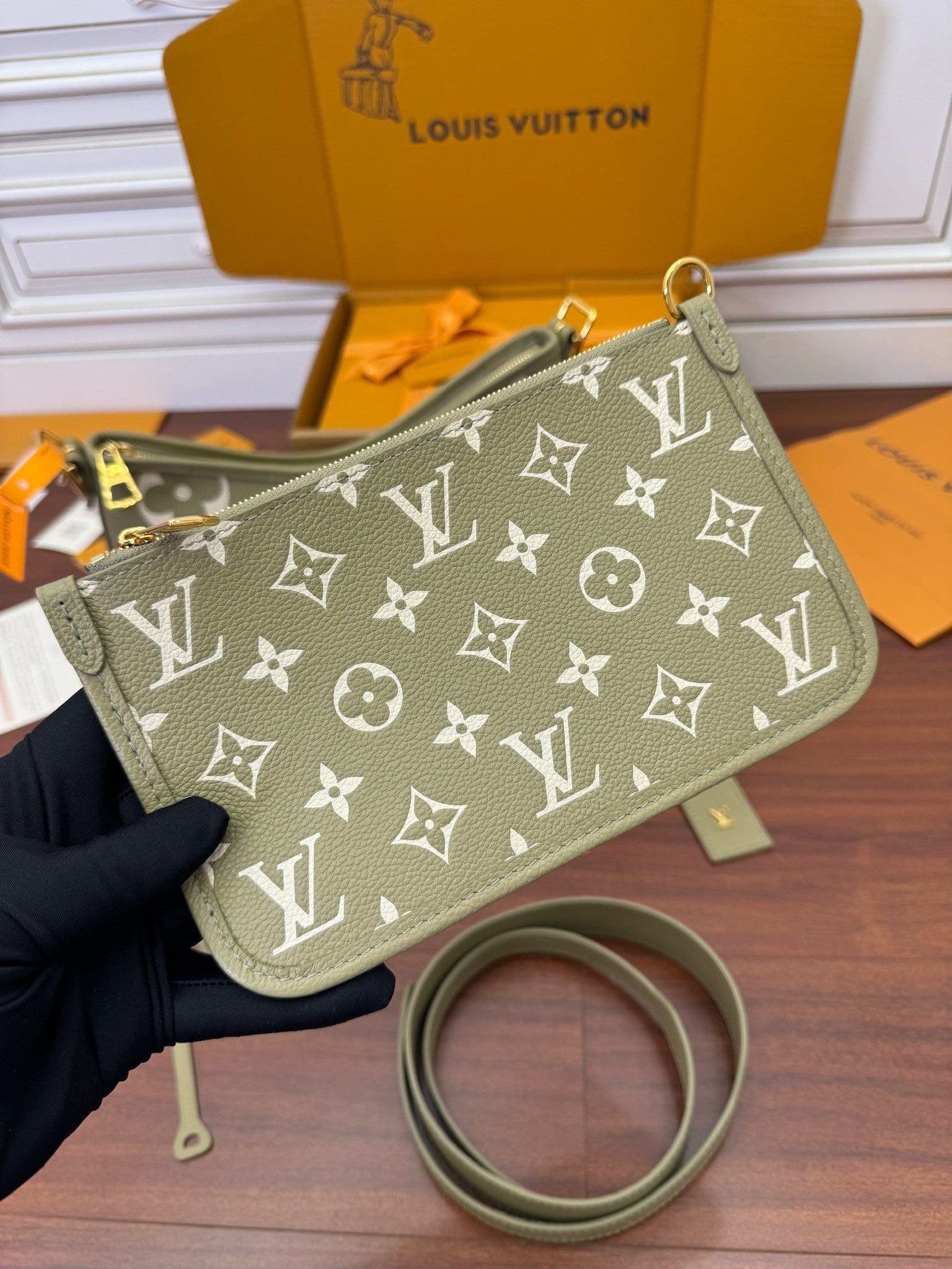 L0vis Vvtt0n M46672 CarryAll PM