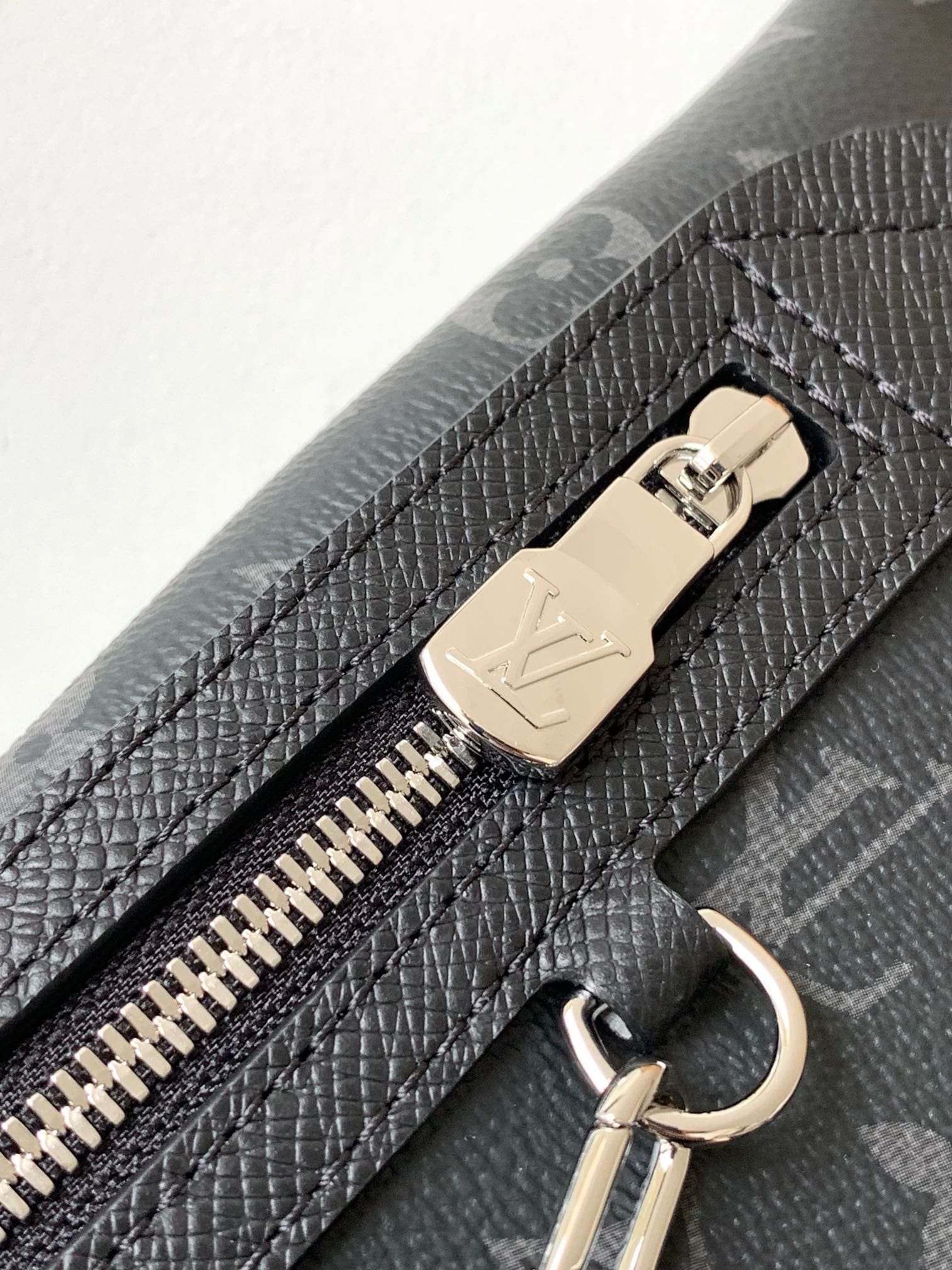 L0vis Vvtt0n M30936 Duo Slingbag
