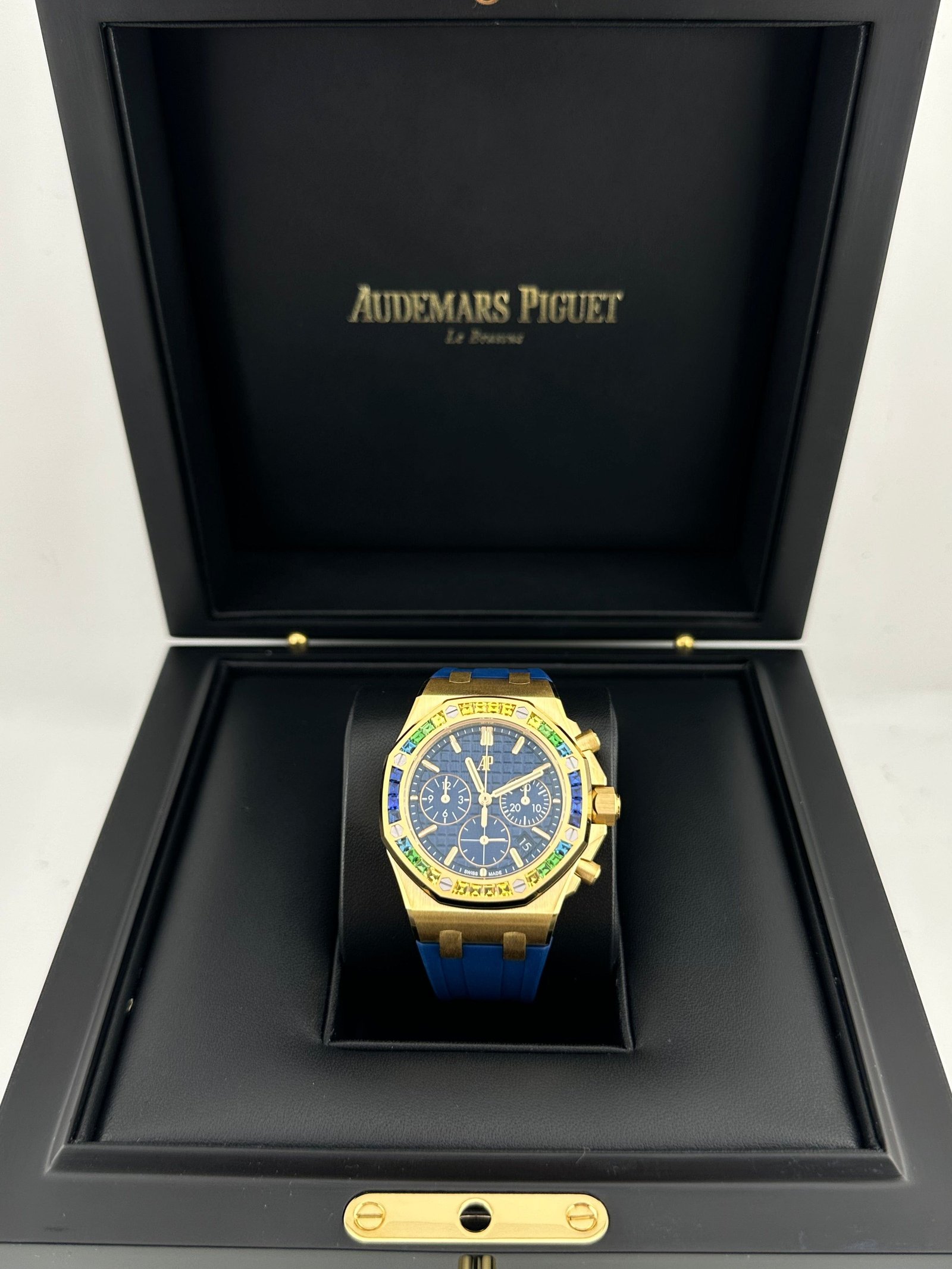 Audemars P1g*et Royal Oak Offshore 26236BA.YY.D346CA.01 Yellow Gold Sapphire Dial (2023)