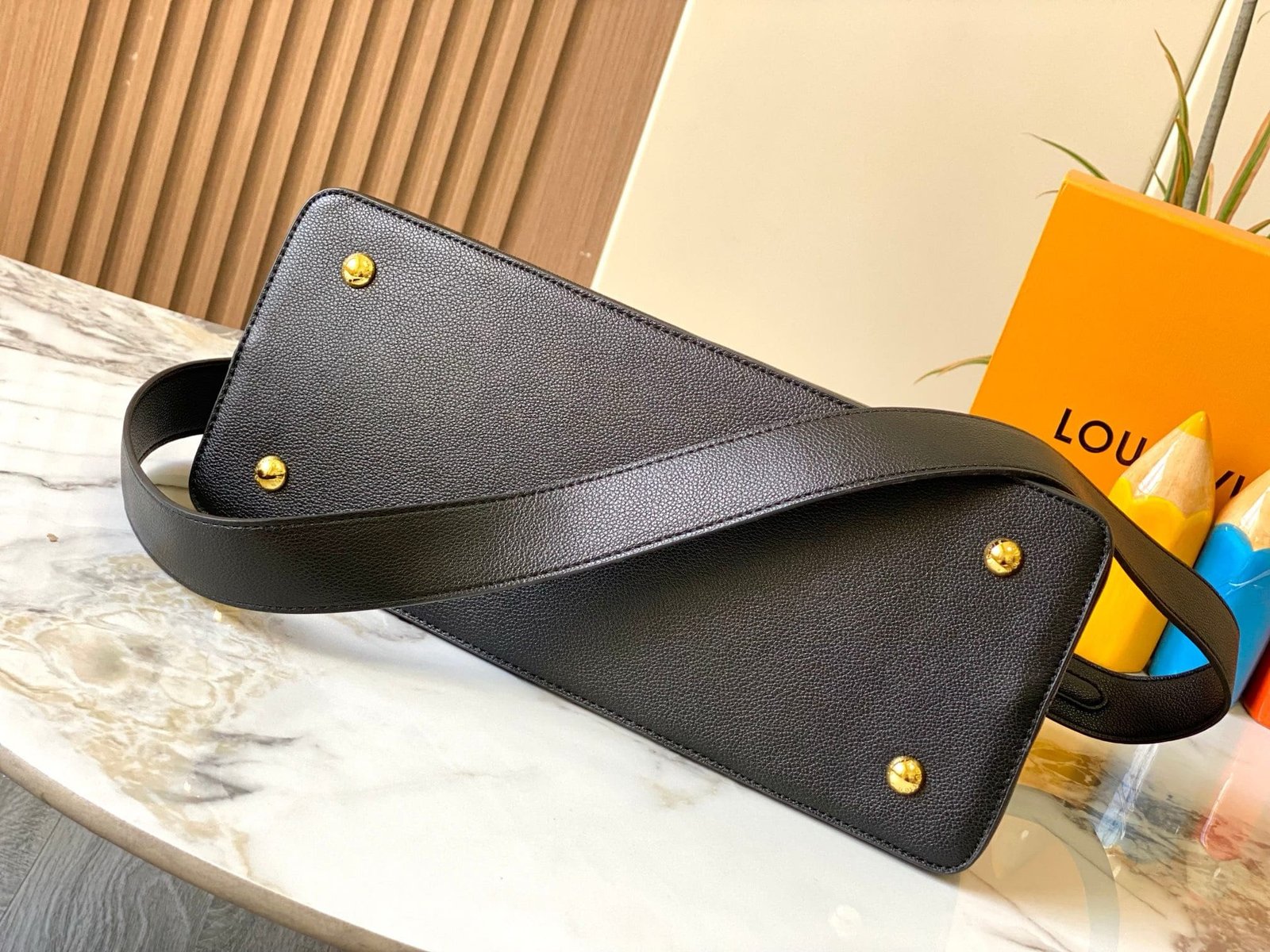 L0vis Vvtt0n M24607 Large CAPUCINES SOUPLE BAG